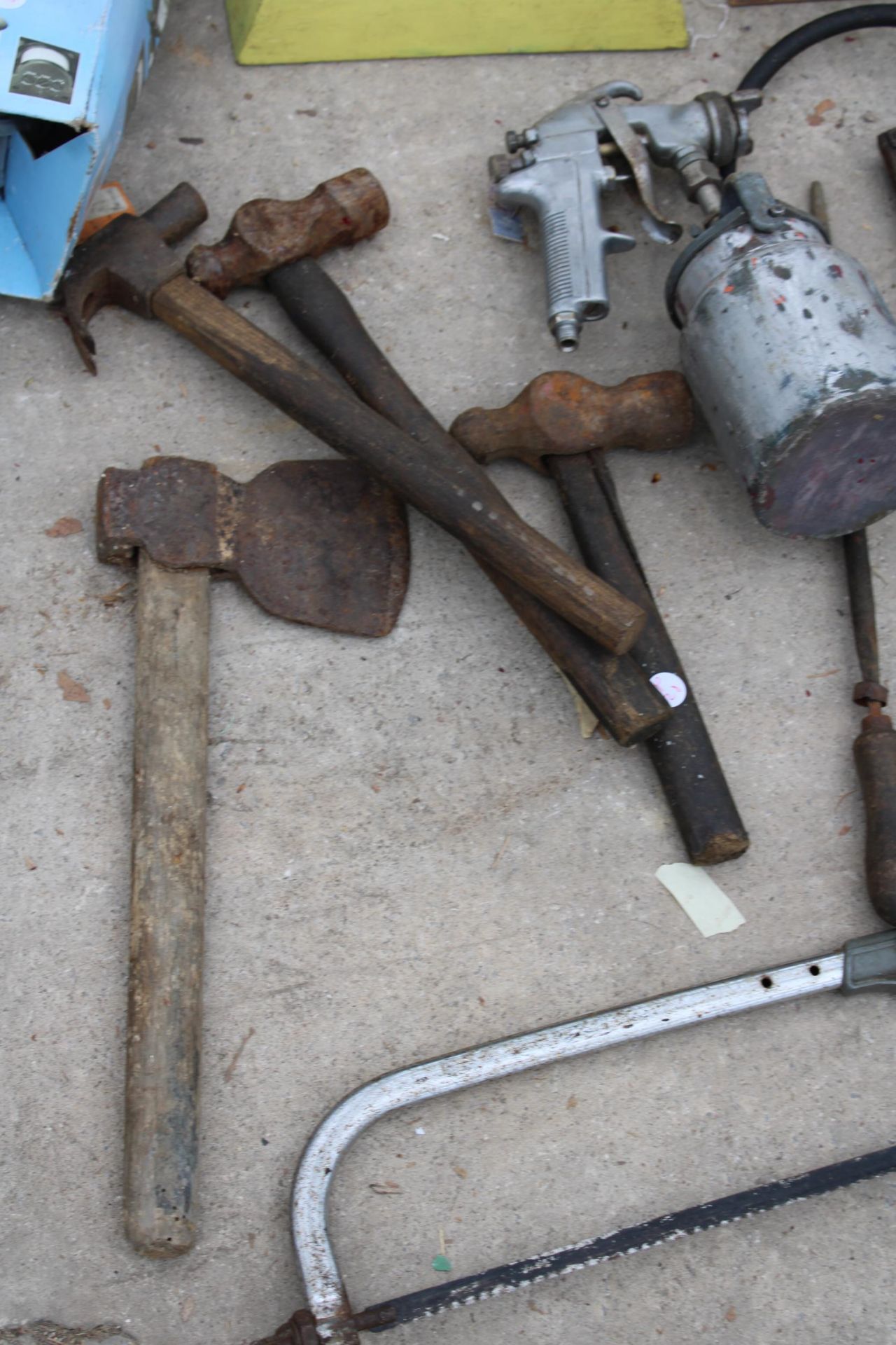 AN ASSORTMENT OF HAND TOOLS AND VINTAGE CAR NUMBER PLATES ETC - Image 4 of 4