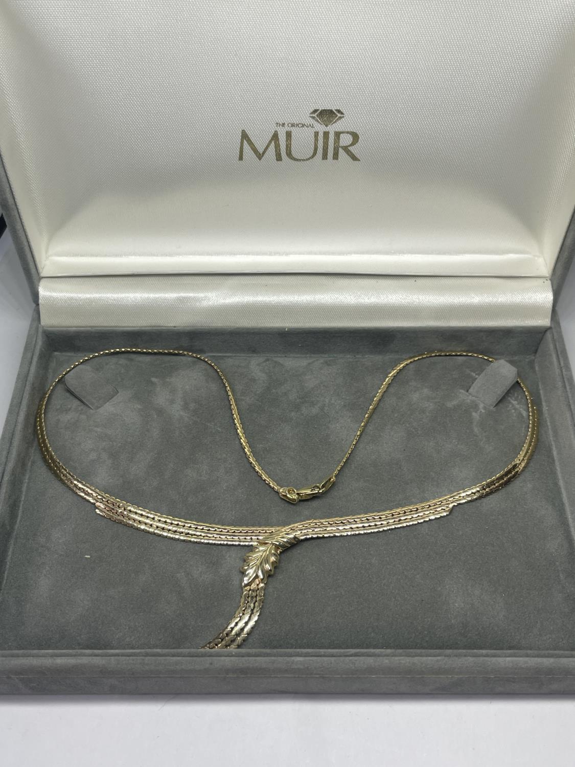 A 9 CARAT GOLD NECKLACE IN A PRESENTATION BOX