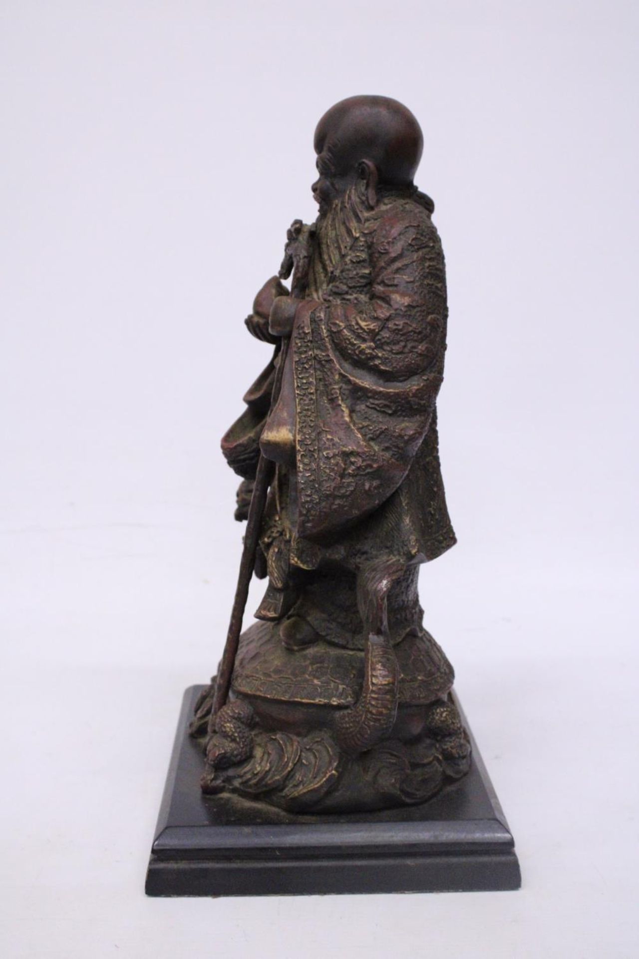 AN AUSTIN PRODUCTIONS SCULPTURE SHOULAO "GOD OF LONGEVITY" STATUE MODELLED AS SHOU LAO POSED - Bild 2 aus 7