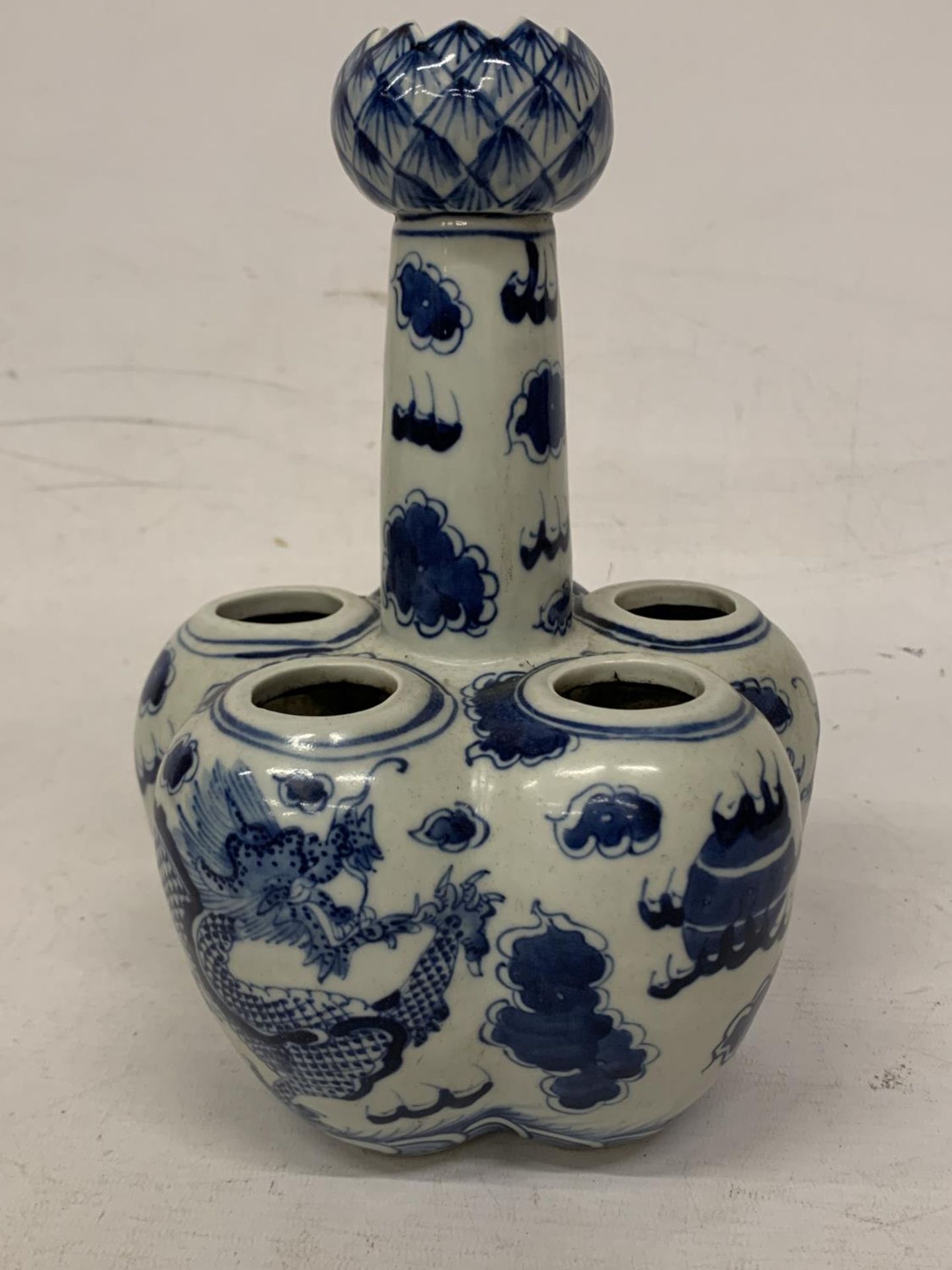 A CHINESE UNDERGLAZED BLUE 5-LOBED PORCELAIN BULB POT DECORATED WITH DRAGONS - CHARACTER BASE MARK - Image 2 of 4