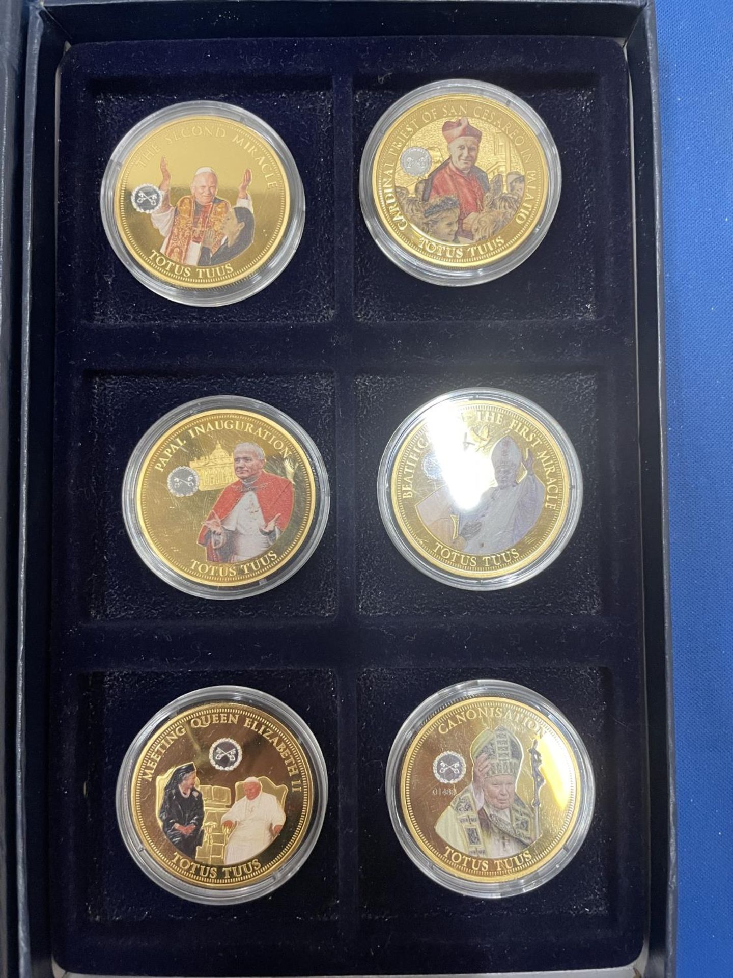 A SET OF SIX LIMITED EDITION GOLD PLATED COINS DEPICTING POPE IN 2014 BY THE EU COMMISSION AND THE - Image 3 of 6