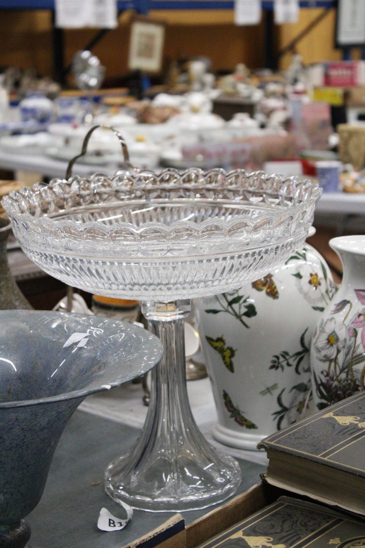 A LARGE FOOTED BOWL PLUS A LARGE TRUMPET VASE - Image 3 of 4