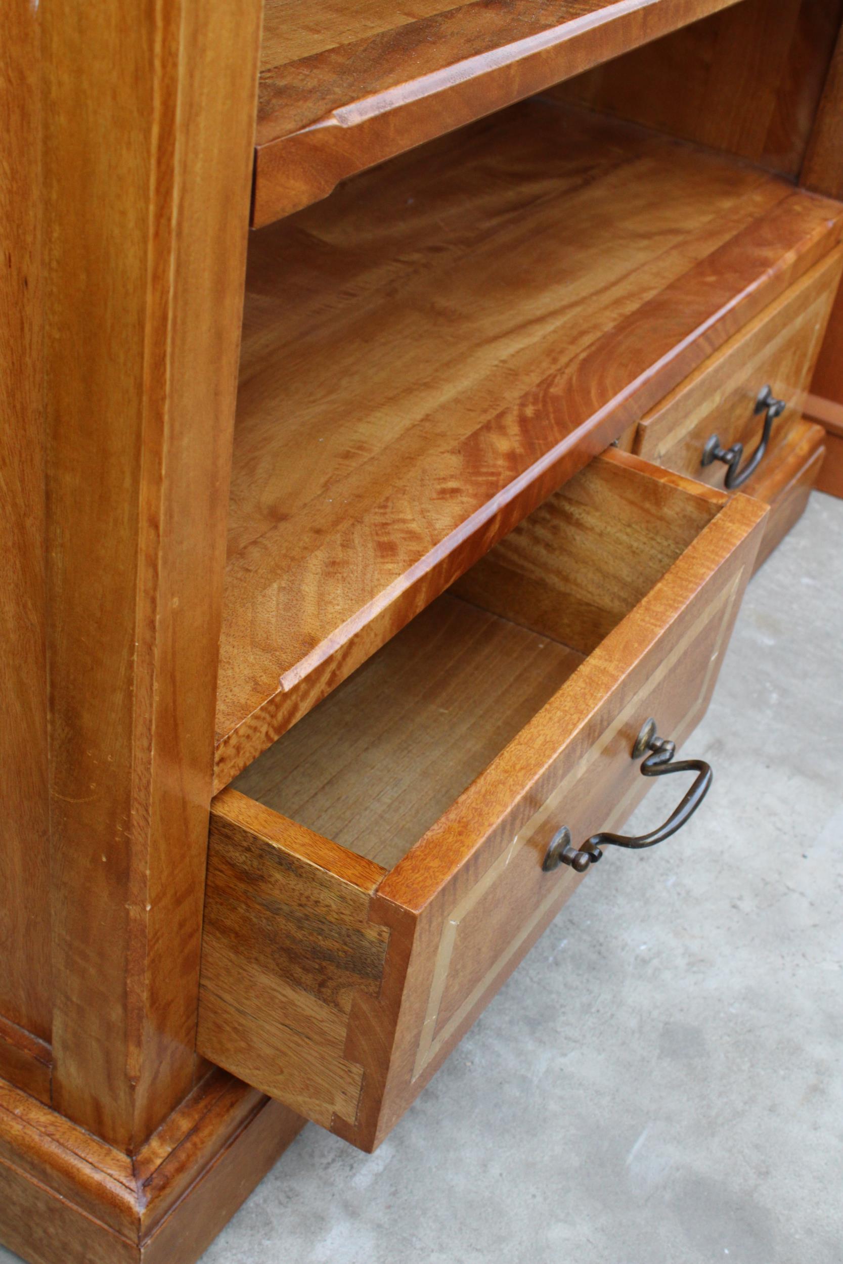 A MODERN HARDWOOD SIX TIER OPEN BOOKCASE WITH TWO DRAWERS TO BASE, 43" WIDE - Image 4 of 4