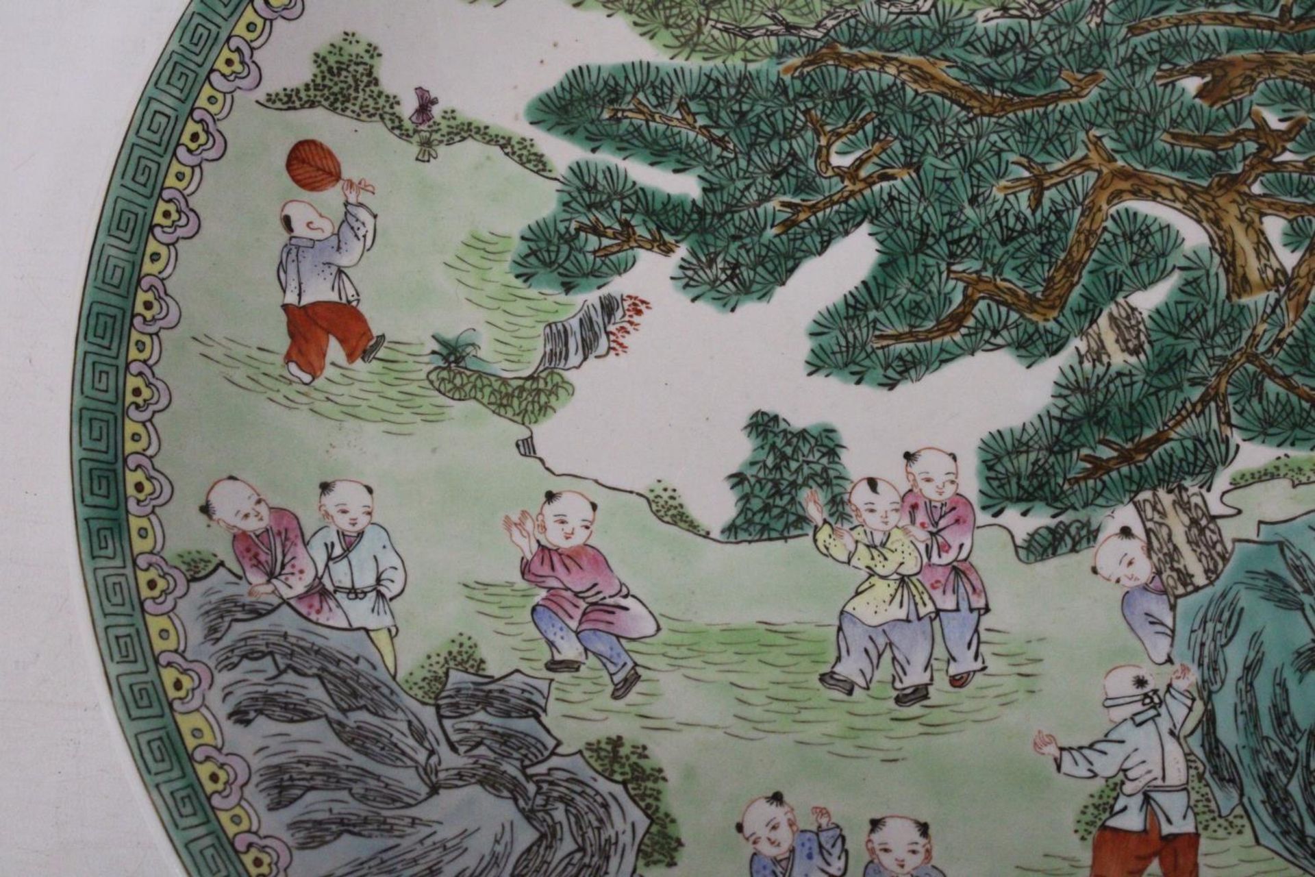 A LARGE CHINESE FAMILLE VERTE CHARGER WITH BOYS AT PLAY SCENE, FOUR CHARACTER MARK TO BASE - Image 2 of 6