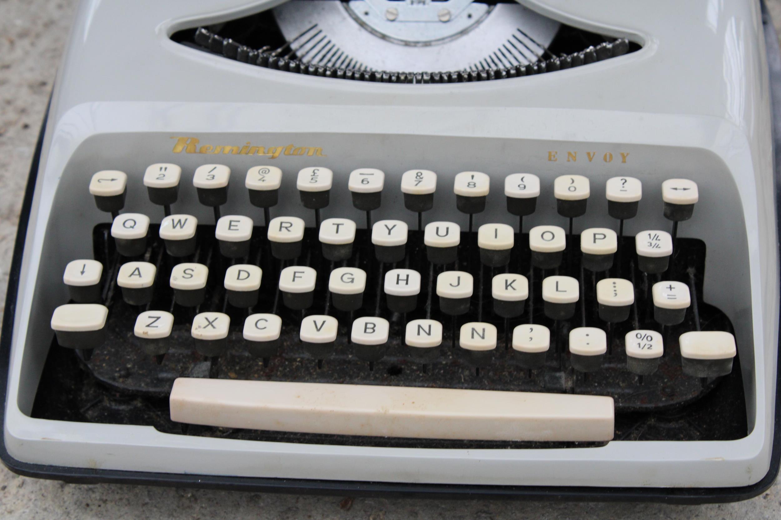 A VINTAGE REMMINGTON TYPEWRITER WITH CARRY CASE - Image 3 of 3