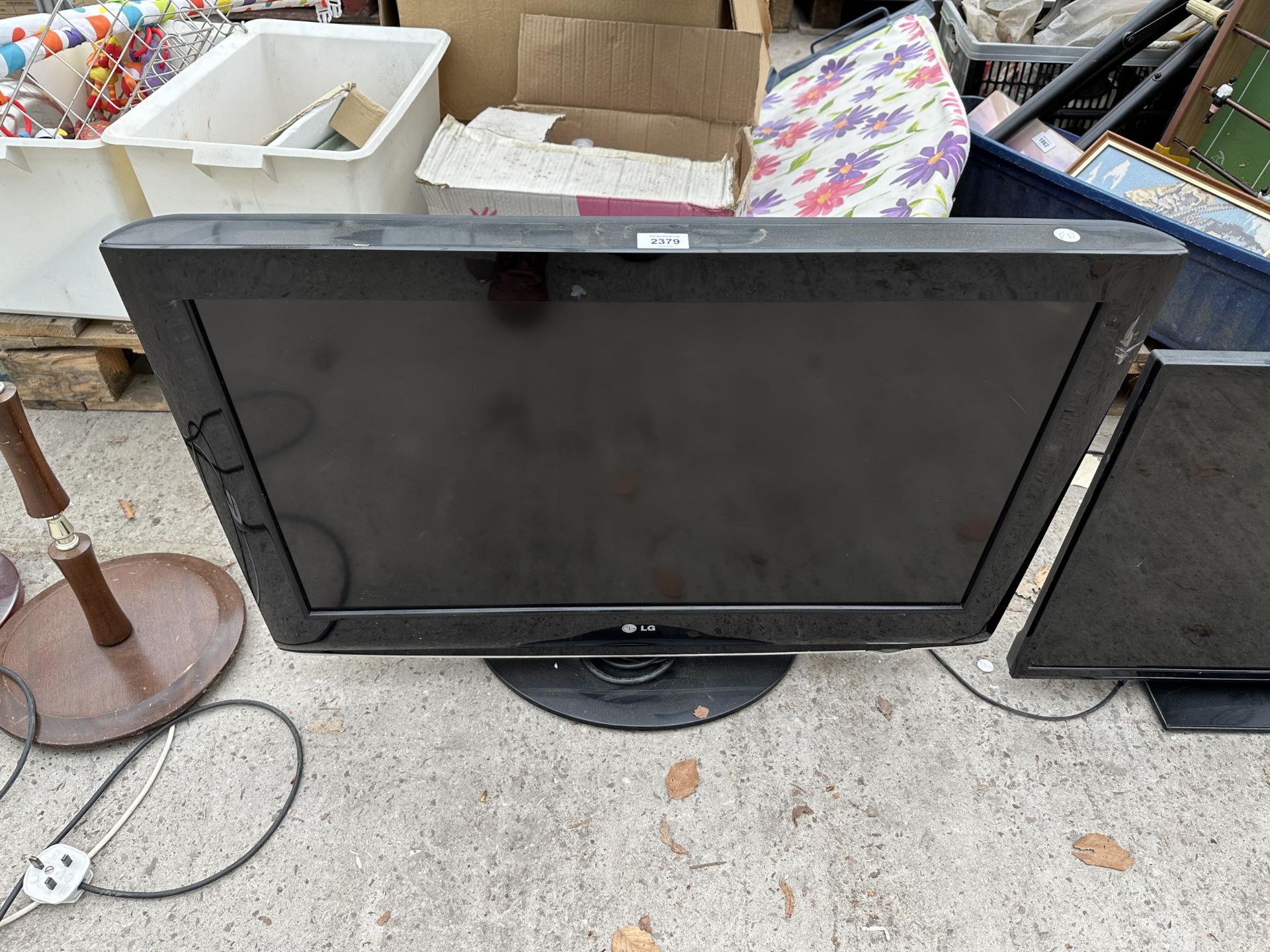 AN LG 32" TELEVISION AND REMOTE CONTROL, VENDOR STATES WORKING ORDER, NO WARRANTY GIVEN