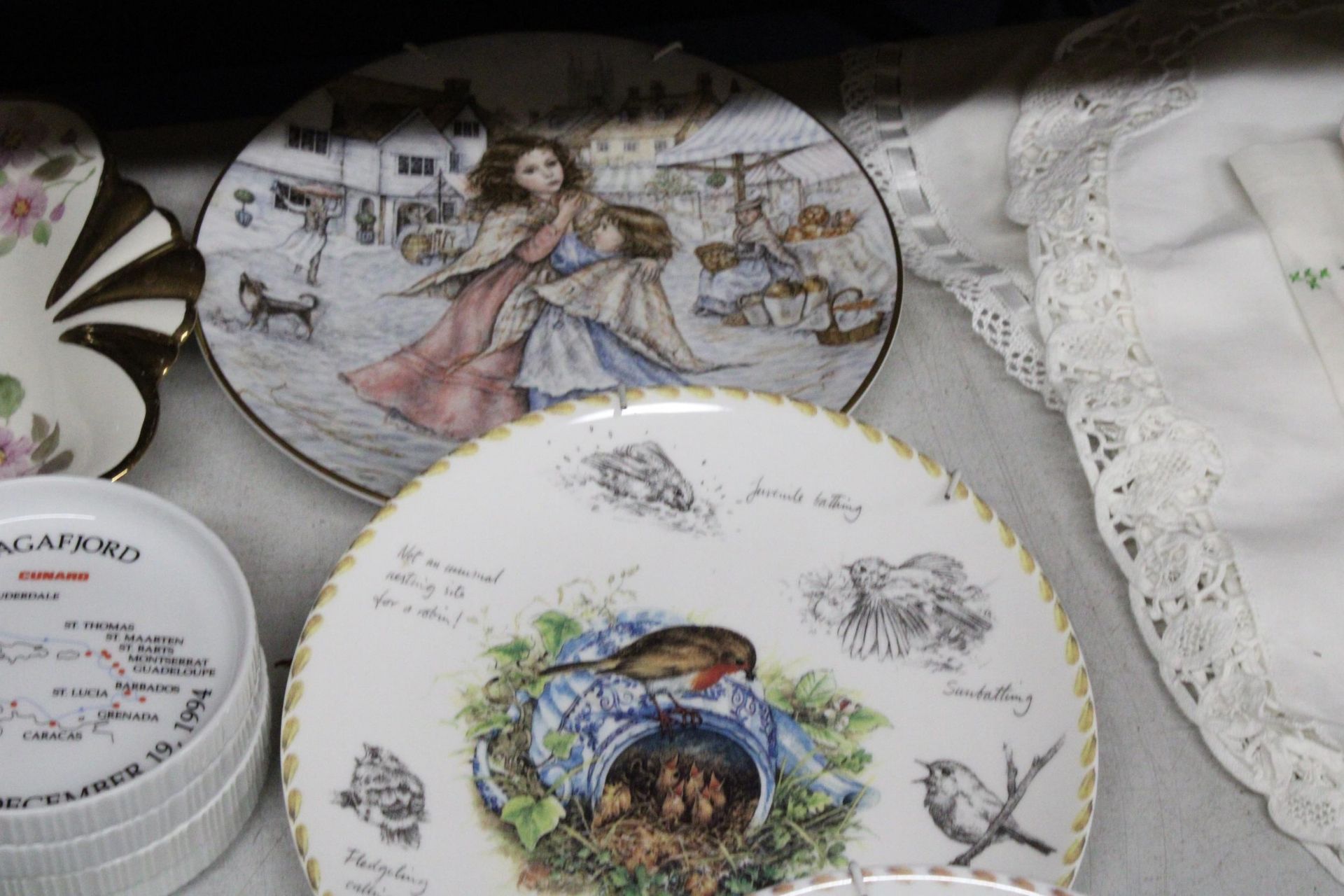 A MIXED LOT TO INCLUDE THREE PIECES OF GREEN WEDGWOOD JASPERWARE, DANBURY MINT 'BIRD WATCHER'S - Image 3 of 6