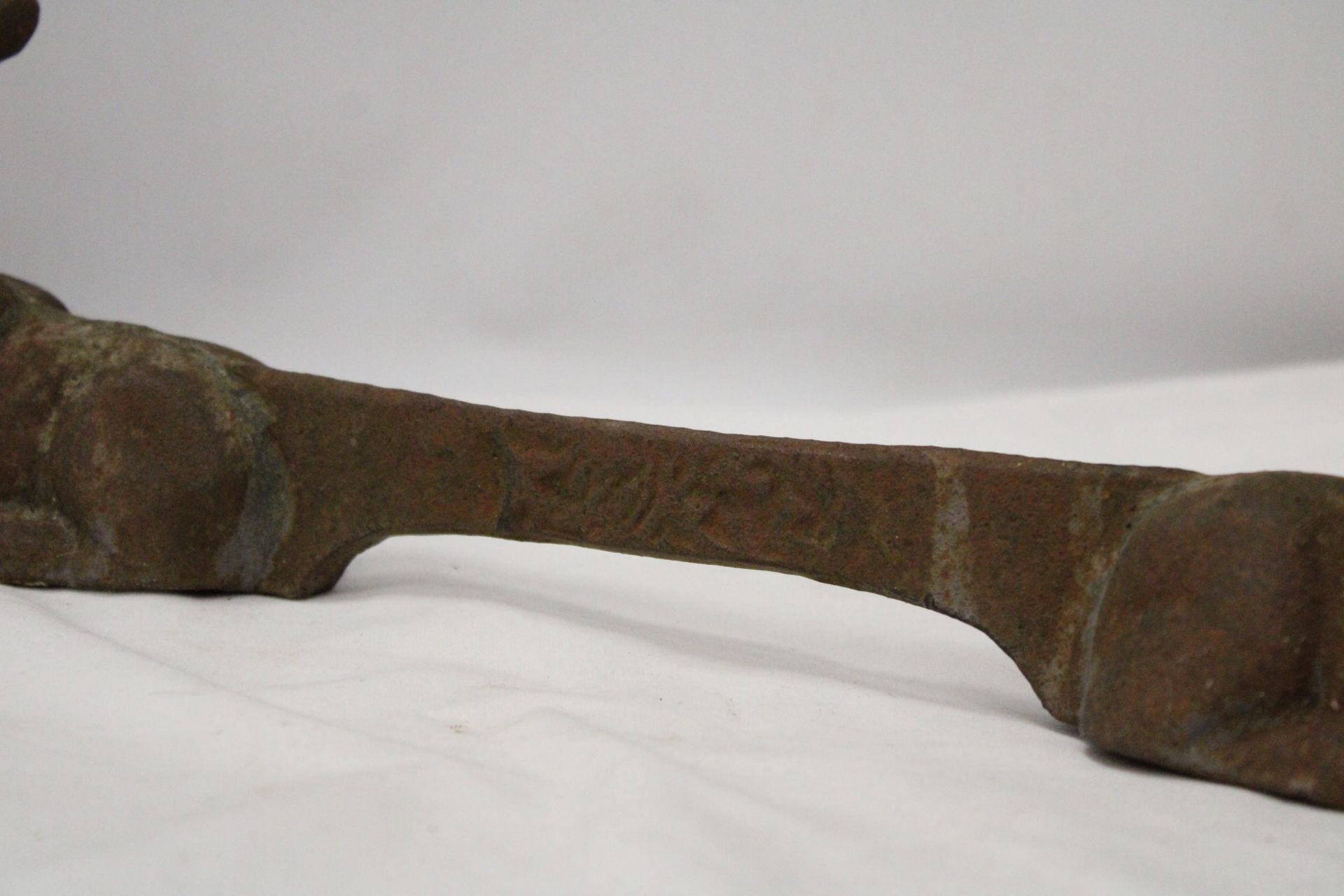 A VICTORIAN COUNTRY HOUSE, CAST BOOT SCRAPER WITH STAG DESIGN, LENGTH 41CM - Image 3 of 4