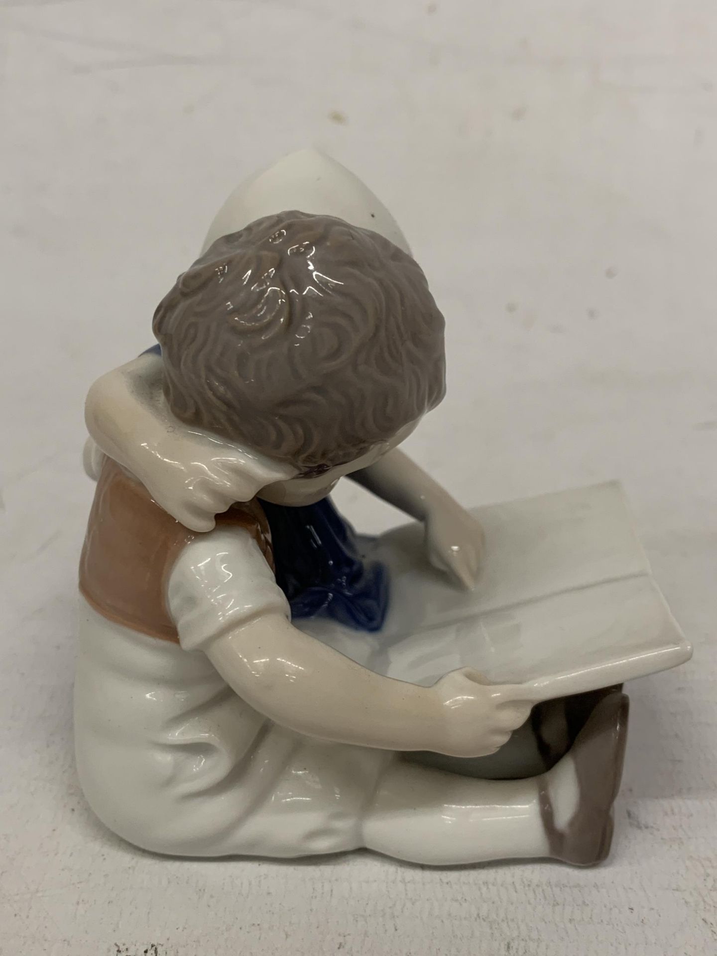 A BING AND GRONDAHL FIGURE OF CHILDREN READING A BOOK - Image 2 of 5