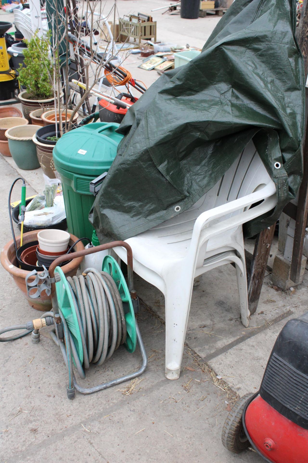 AN ASSORTMENT OF GARDEN ITEMS TO INCLUDE PLANT POTS, A HOSE REEL AND A WOODEN STEP LADDER ETC - Image 3 of 3