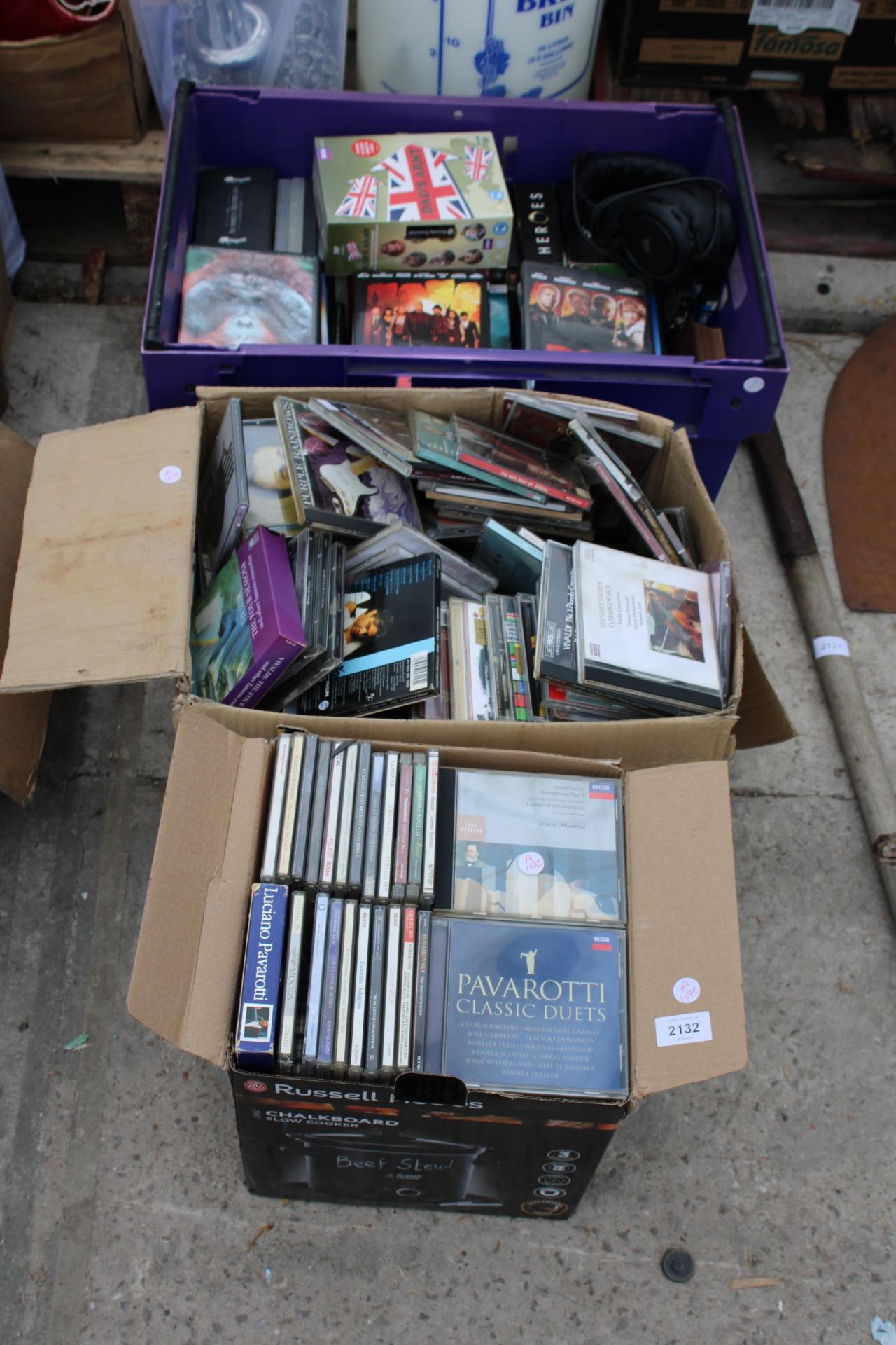 A LARGE ASSORTMENT OF CDS AND DVDS