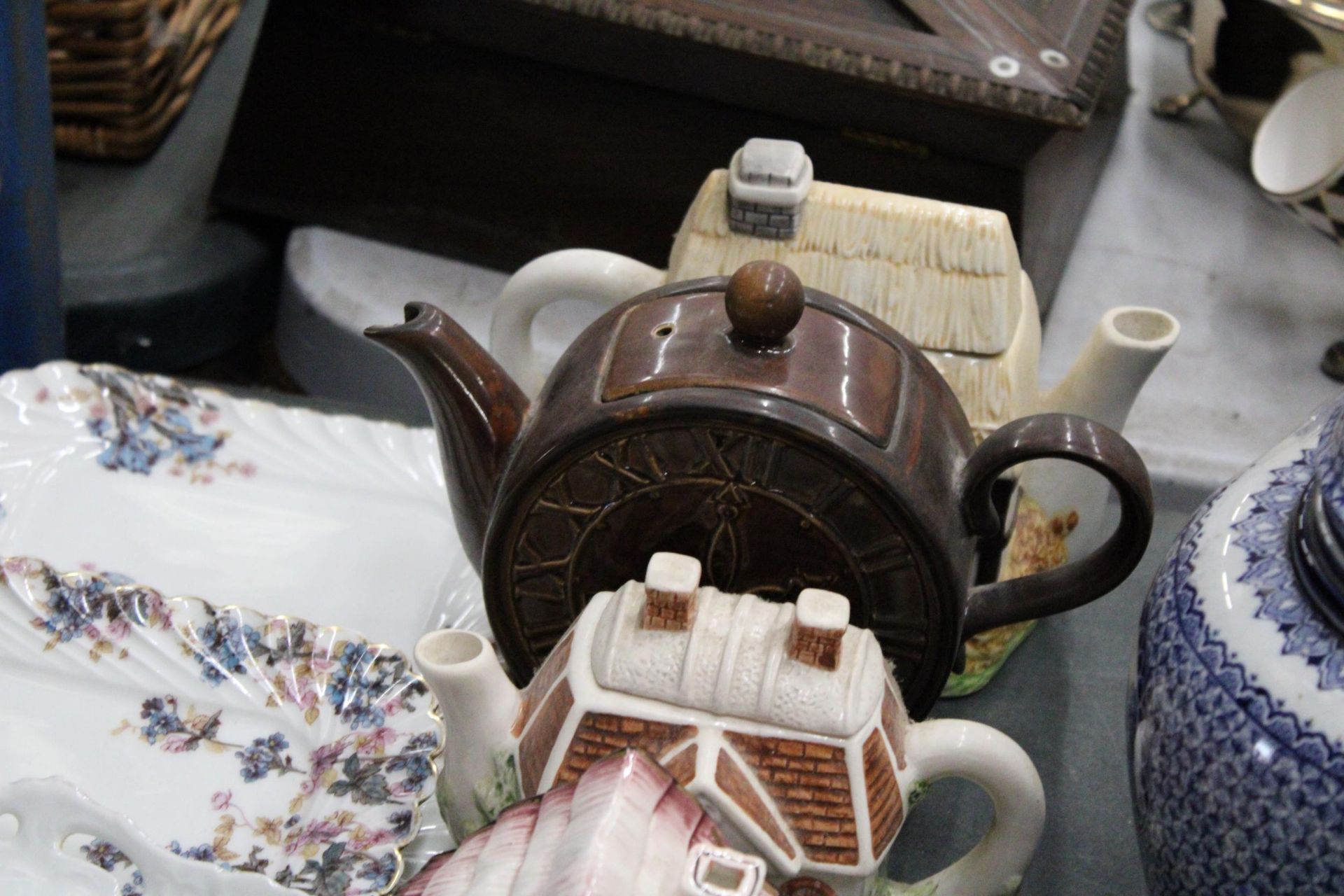 A QUANTITY OF CERAMICS TO INCLUDE NOVELTY TEAPOTS, PLATES, A CERAMIC POSY, BAROMETER IN A HORSESHOE, - Image 6 of 6
