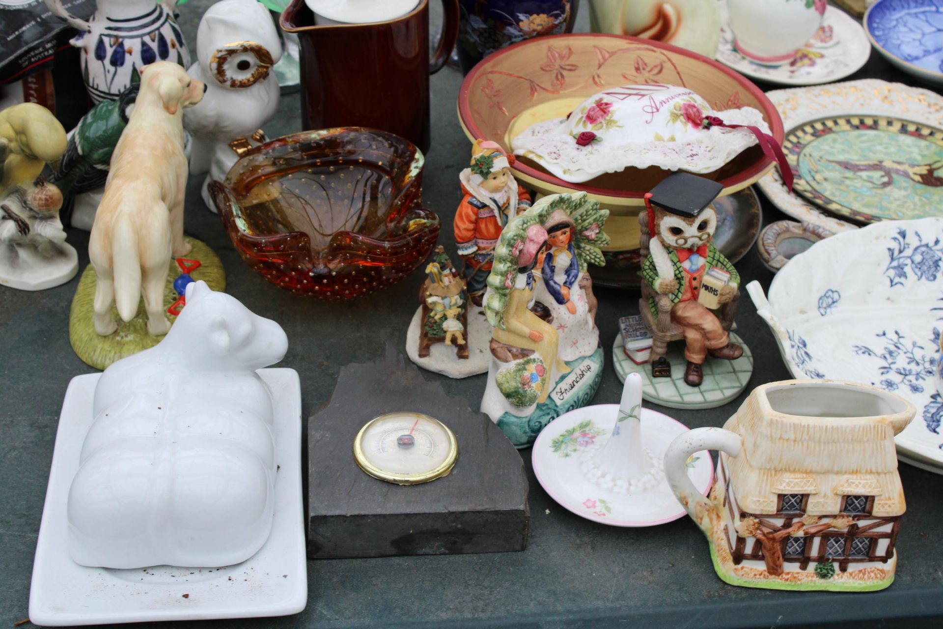 AN ASSORTMENT OF HOUSEHOLD ITEMS TO INCLUDE CERAMIC FIGURES, VASES AND AN OPEN ALL HOURS BOX SET ETC - Image 3 of 5