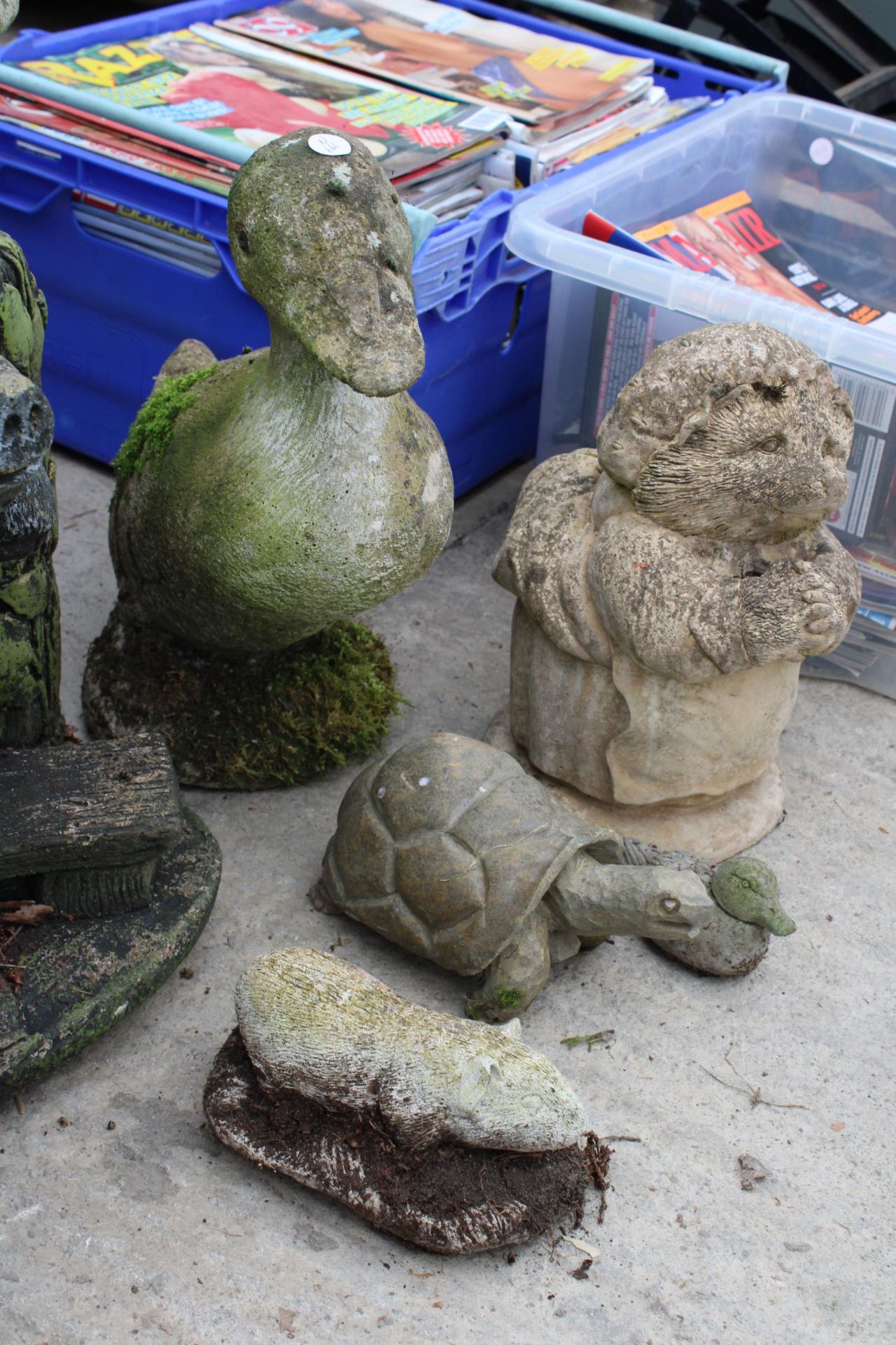 AN ASSORTMENT OF CONCRETE ANIMAL GARDEN FIGURES TO INCLUDE A LABRADOR, A PIG AND A DUCK ETC - Image 2 of 3
