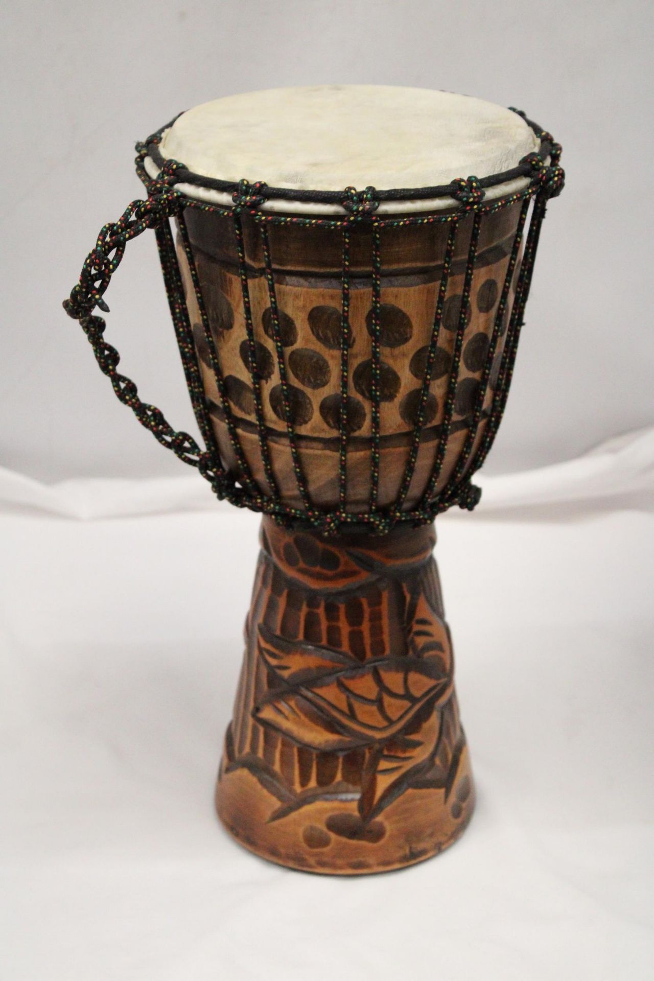 A WOODEN HAND CARVED BONGO DRUM APPROXIMATELY 40CM HIGH - Image 2 of 4
