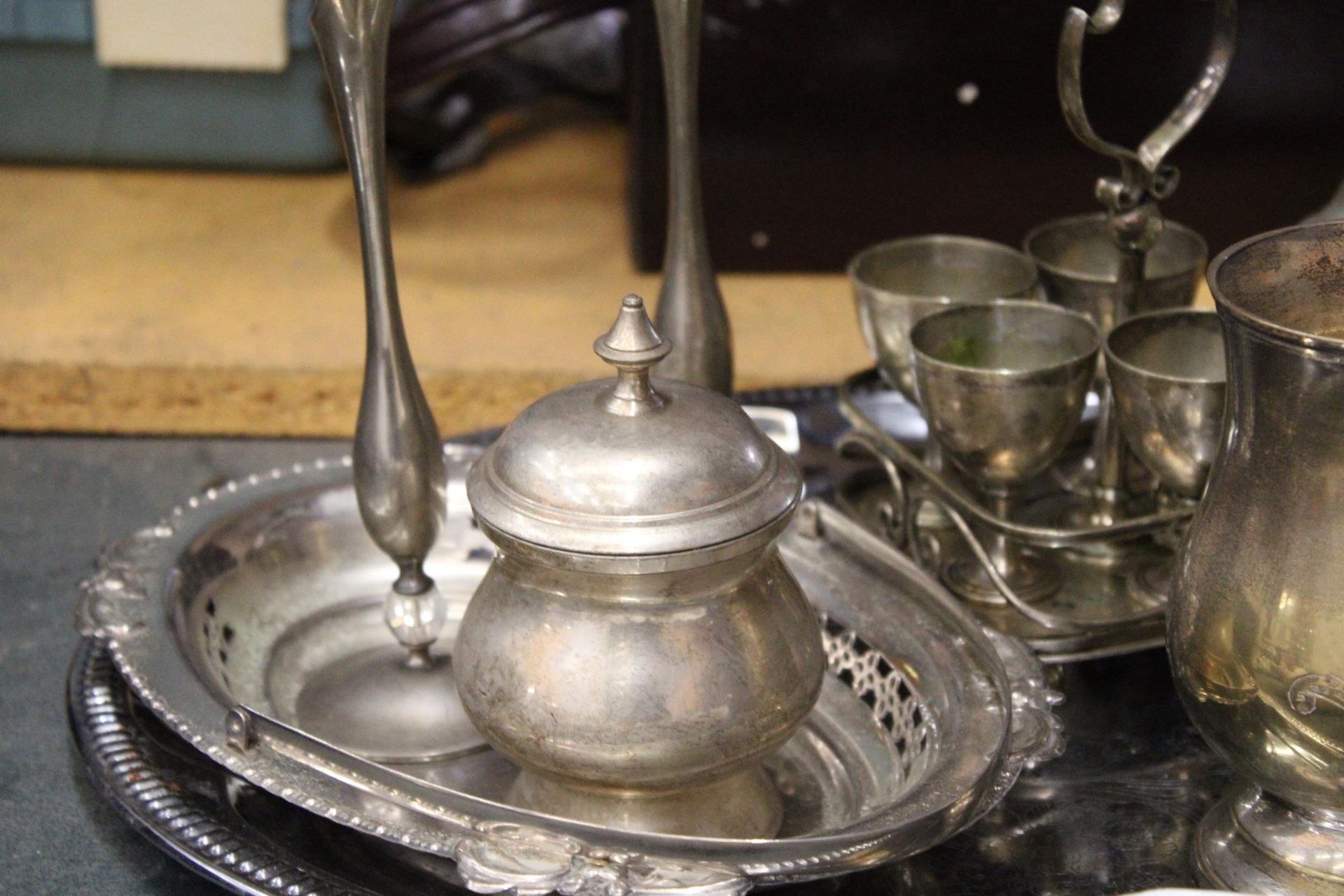 A QUANTITY OF SILVER PLATED ITEMS TO INCLUDE, A LARGE TRAY, BUD VASES, A TANKARD, PRESERVE POT, - Image 2 of 5