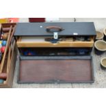 A VINTAGE WOODEN TOOL CHEST WITH AN ASSORTMENT OF TOOLS TO INCLUDE CHISELS AND AN ELECTRIC SANDER