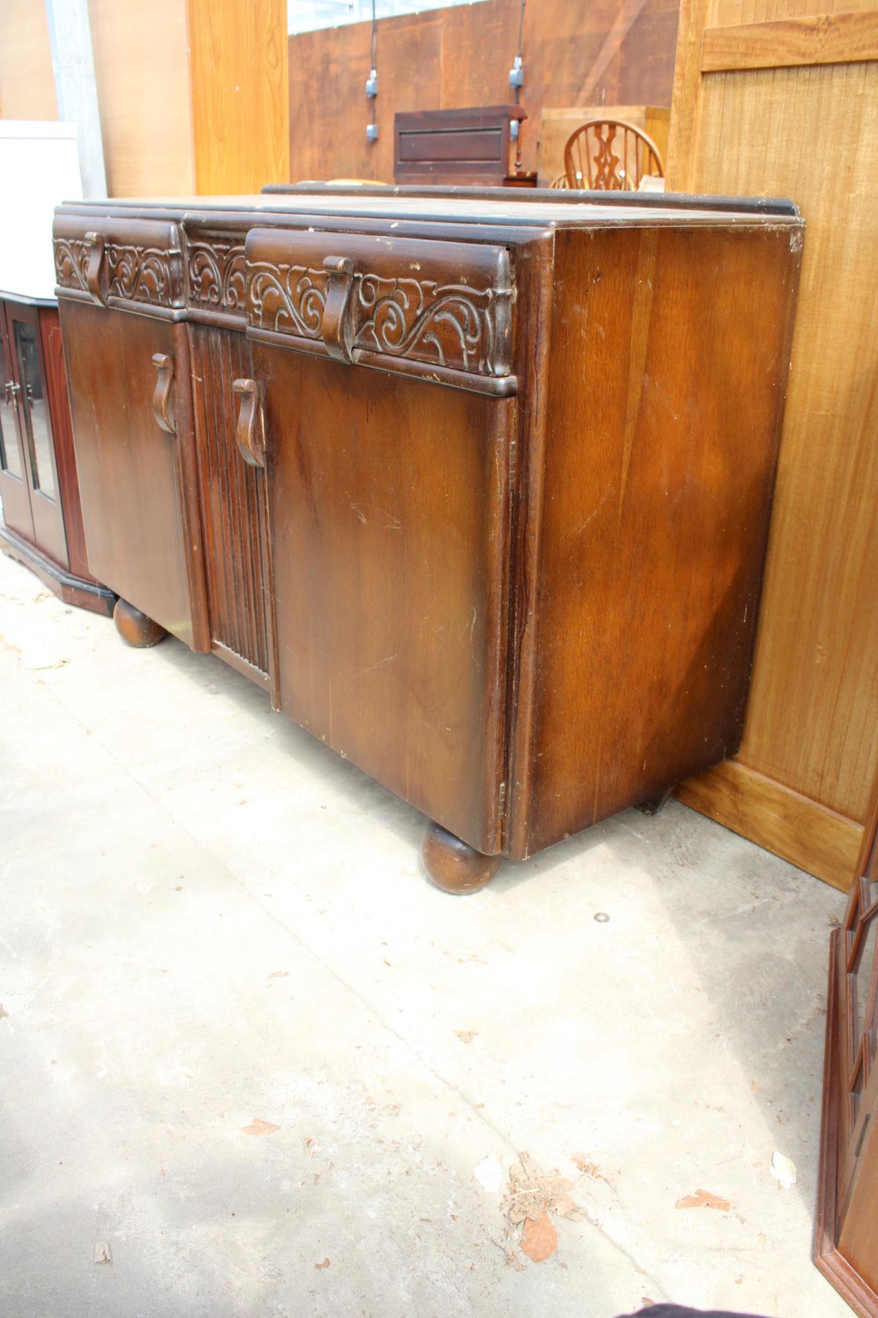 A MID 20TH CENTURY OAK SIDEBOARD, 54" WIDE - Image 2 of 3