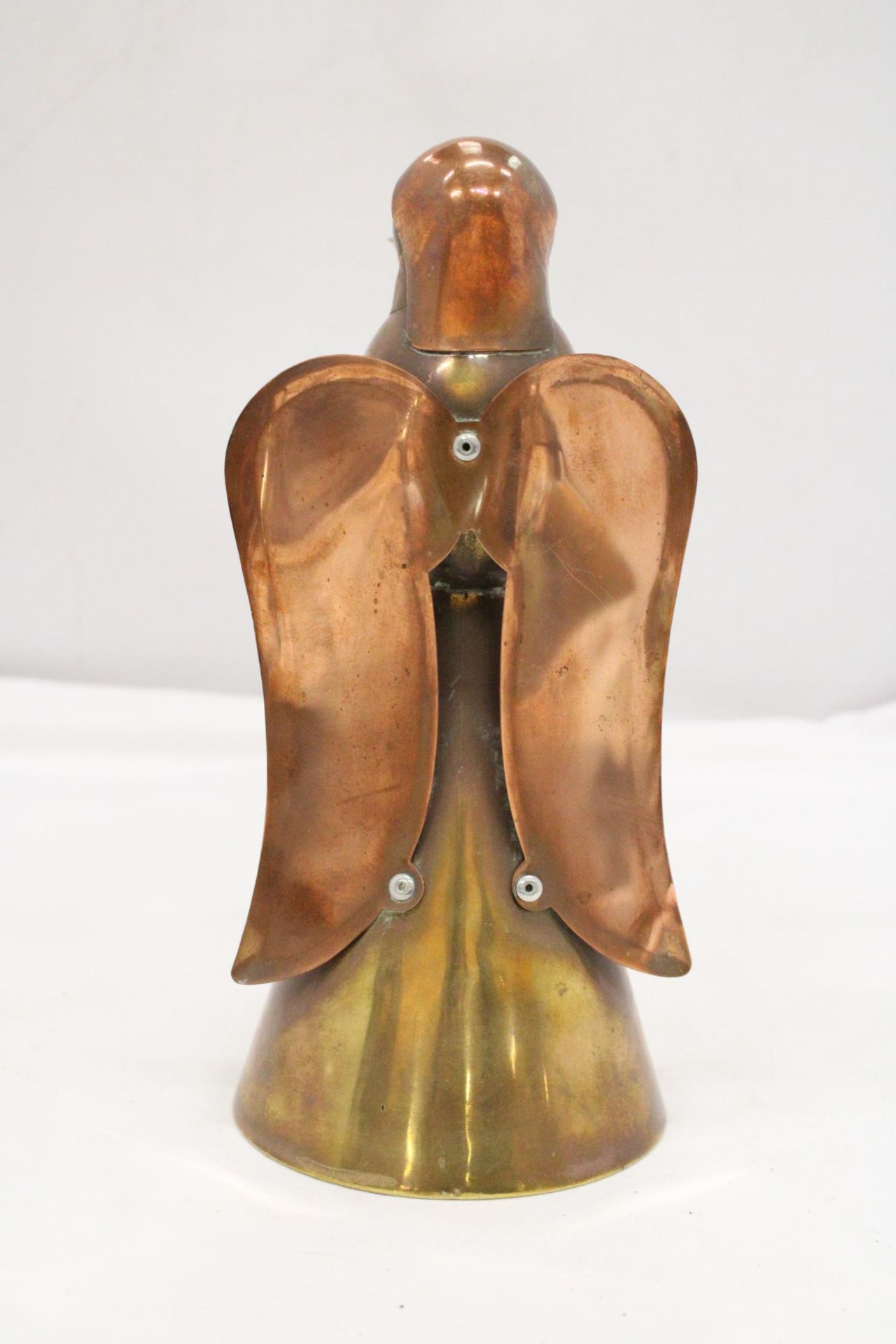 A VINTAGE COPPER AND BRASS ANGEL CANDLE HOLDER - APPROXIMATELY 24CM - Image 4 of 5