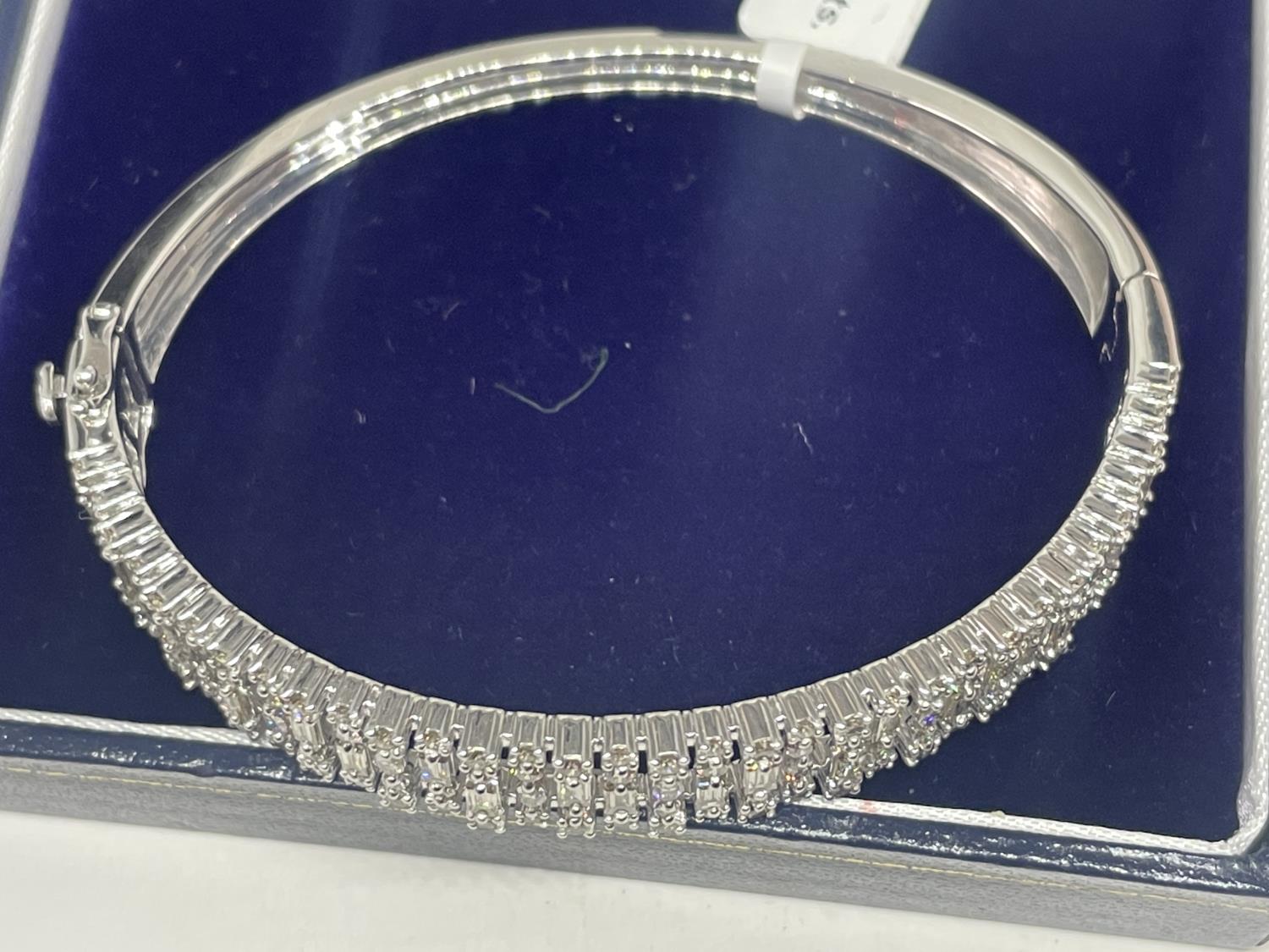 A NEW 9 CARAT WHITE GOLD HINGED BANGLE, SET WITH BRILLIANT AND BAGUETTE CUT DIAMONDS OF TOTAL WEIGHT - Image 5 of 5