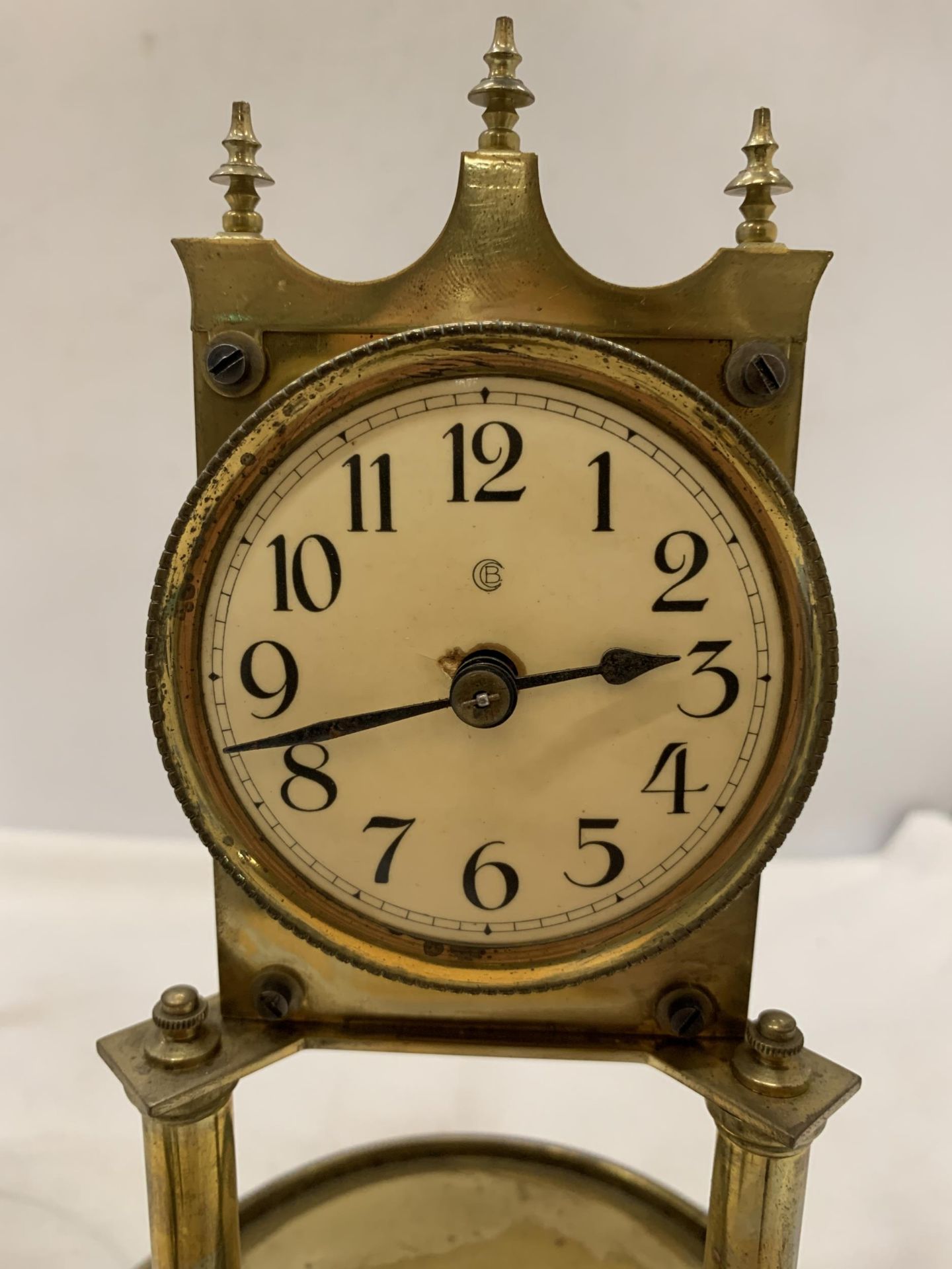 AN EARLY 20TH CENTURY ANNIVERSARY CLOCK WITH GLASS DOME - APPROXIMATELY 29CM - Image 4 of 8