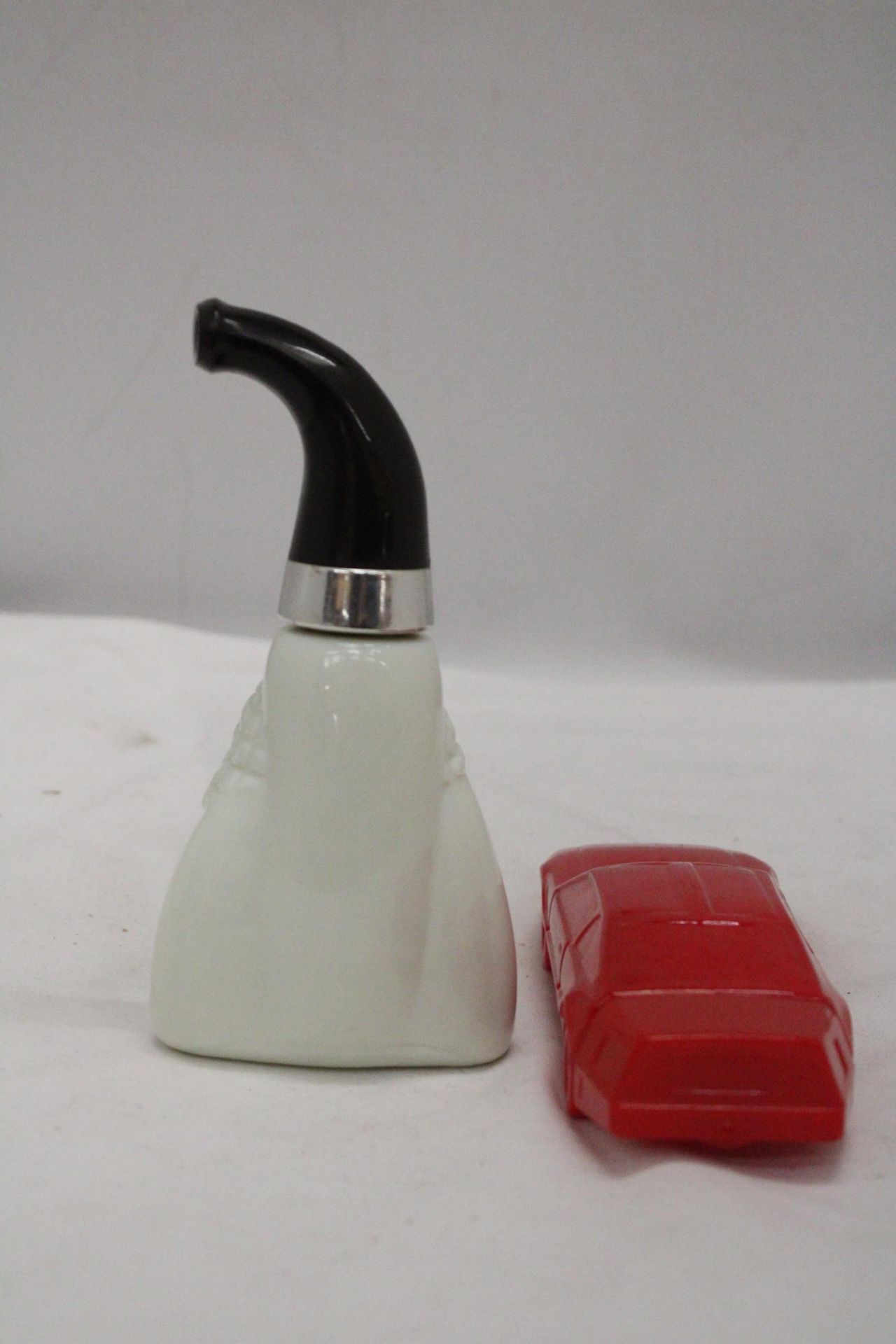 TWO AVON ITEMS TO INCLUDE A BLOODHOUD PIPE AND SPORTS CAR (BOTH FULL) - Image 4 of 5