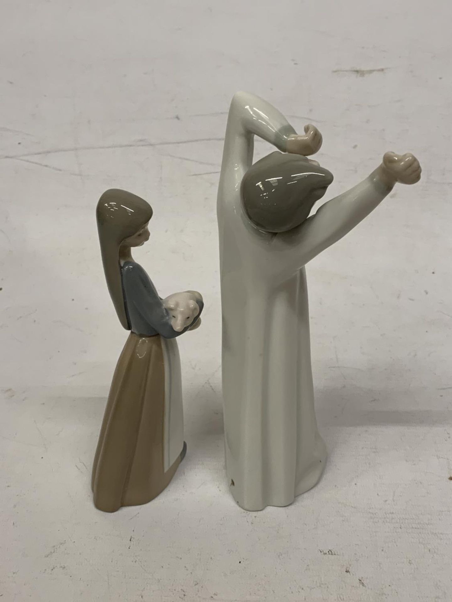 TWO LLADRO FIGURES - BOY YAWNING IN A NIGHTGOWN AND A GIRL HOLDING A PIG - Bild 2 aus 3