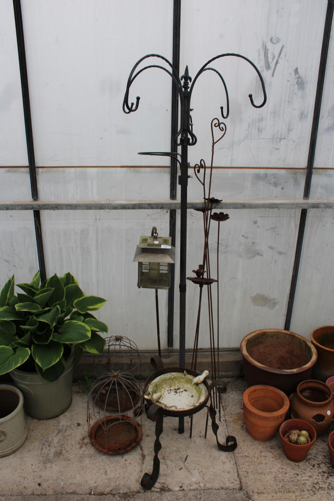 A N ASSORTMENT OF METAL GARDEN ITEMS TO INCLUDE BIRDBATHS, PLANT STAND AND A HANGING LANTERN ETC