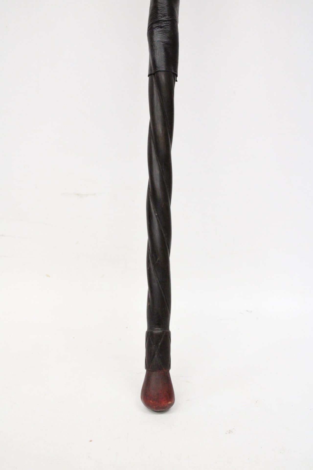 A HAND CARVED AFRICAN WALKING STICK, WITH ELEPHANT FIGURES TO THE TOP, WITH THE INSCRIPTION 'KARIBU, - Image 3 of 5