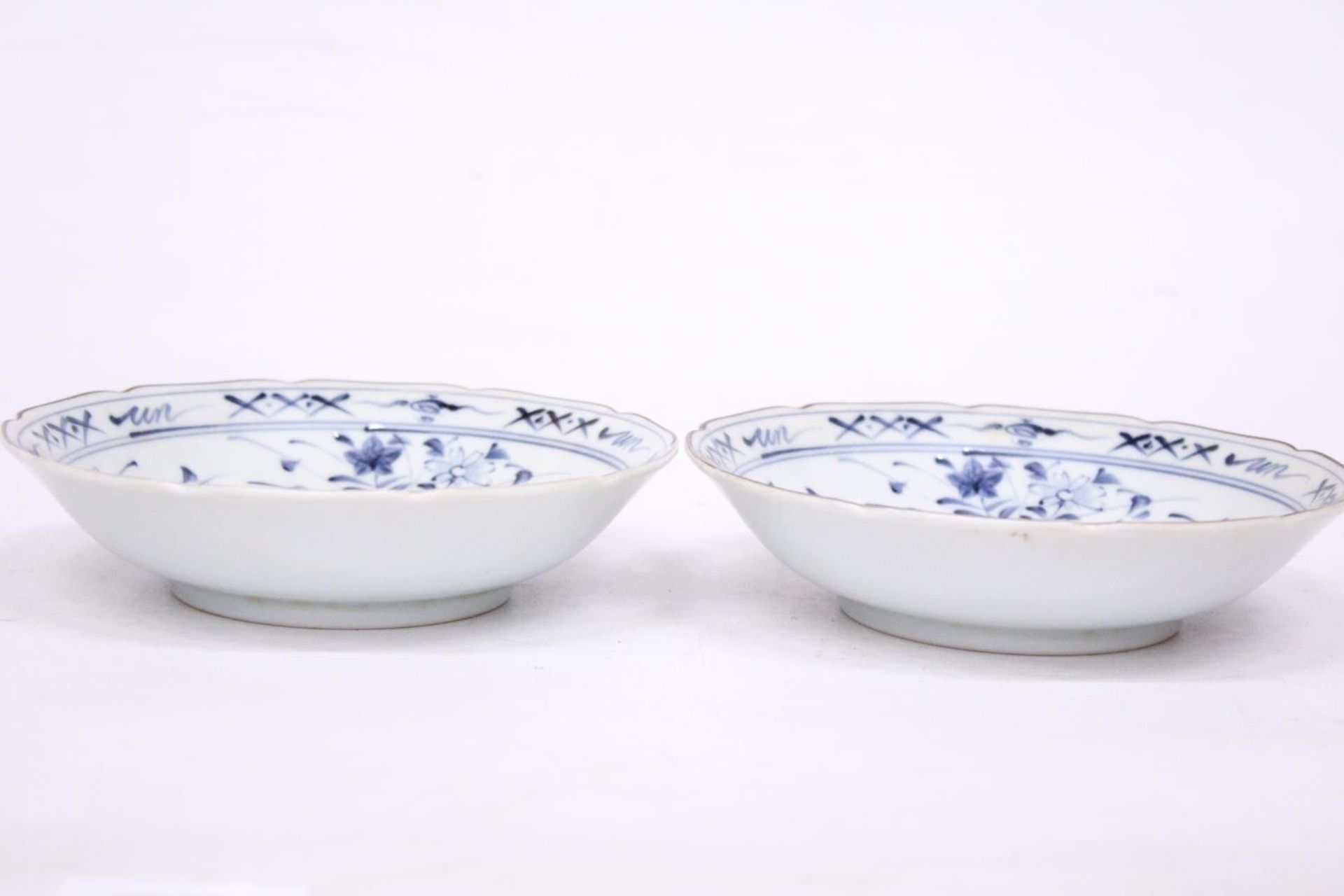 TWO HANDPAINTED BLUE AND WHITE JAPANESE PORCELAIN BOWLS - MATSUMINE KILN - 16 CM DIAMETER - Image 2 of 5