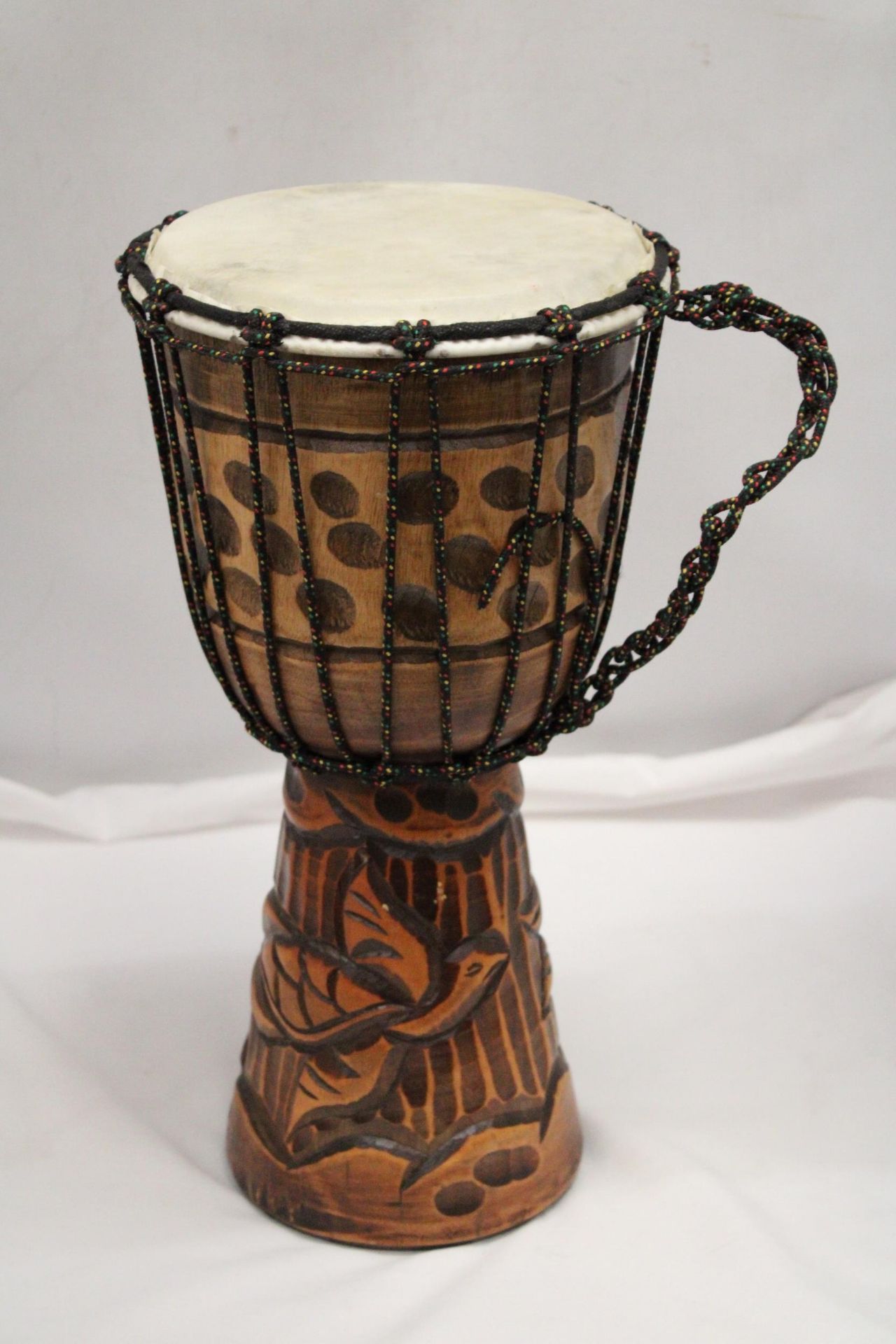 A WOODEN HAND CARVED BONGO DRUM APPROXIMATELY 40CM HIGH - Image 3 of 4