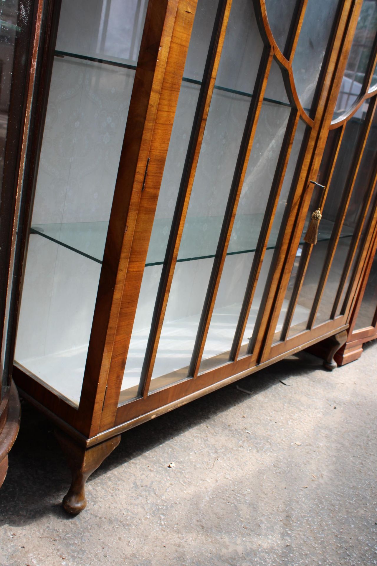 A MID 20TH CENTURY WALNUT TWO DOOR DISPLAY CABINET ON CABRIOLE LEGS, 47" WIDE - Image 2 of 4