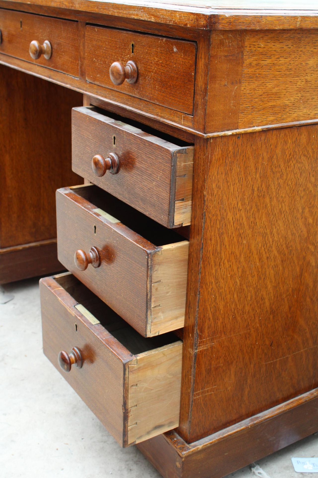 AN EDWARDIAN OAK TWIN-PEDESTAL DESK ENCLOSING NINE DRAWERS WITH INSET LEATHER TOP, 48" X 25" - Image 3 of 4