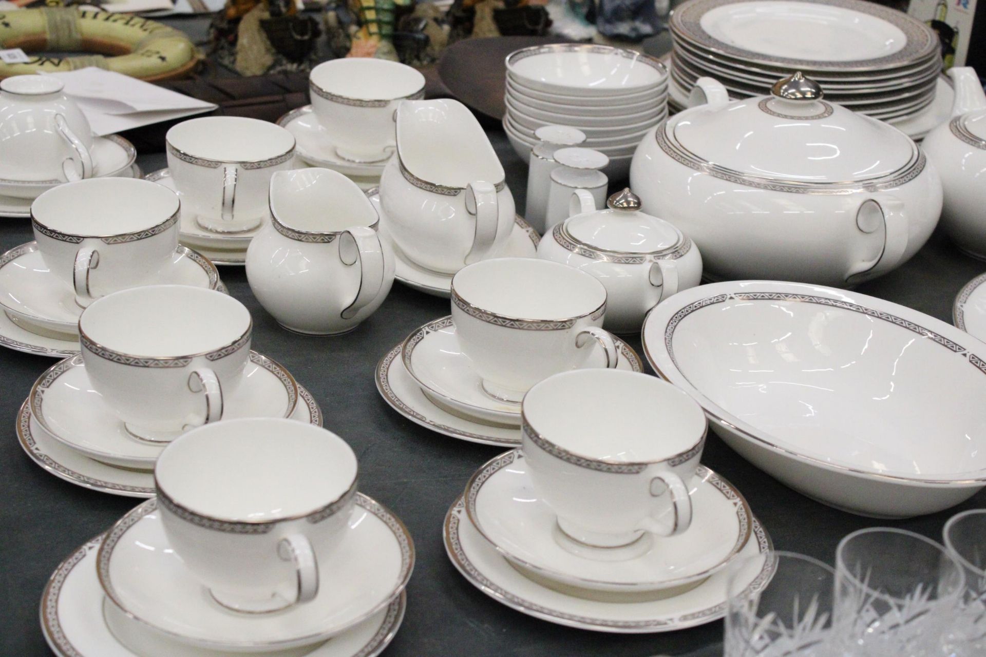 A ROYAL DOULTON 'DRYDEN' DINNER SERVICE TO INCLUDE SERVING BOWLS, VARIOUS SIZES OF PLATES, DESSERT - Image 6 of 6