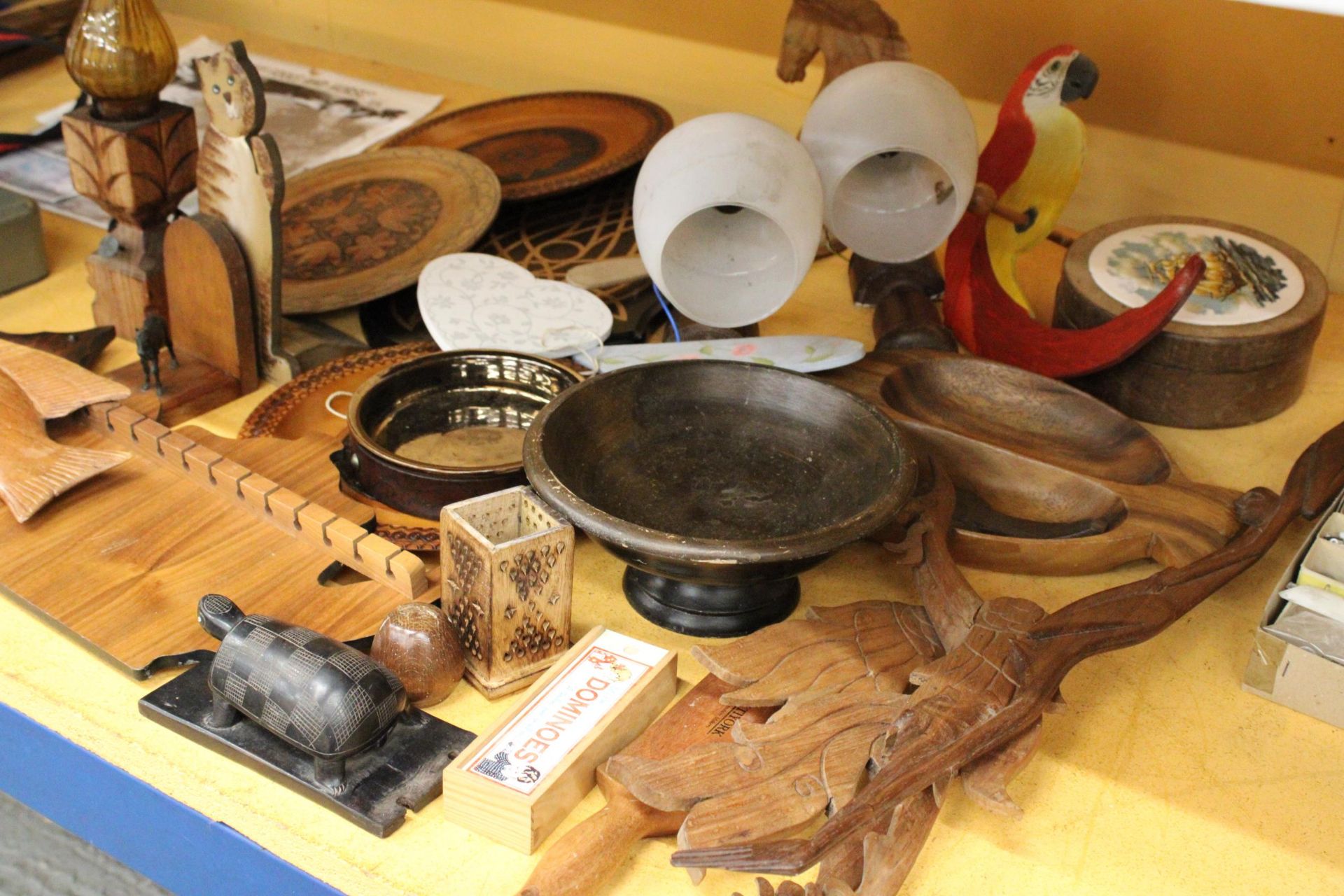 A LARGE QUANTITY OF TREEN ITEMS TO INCLUDE, BOWLS, A PAIR OF WALL LAMPS, BOOK-ENDS, ANIMAL - Image 6 of 6
