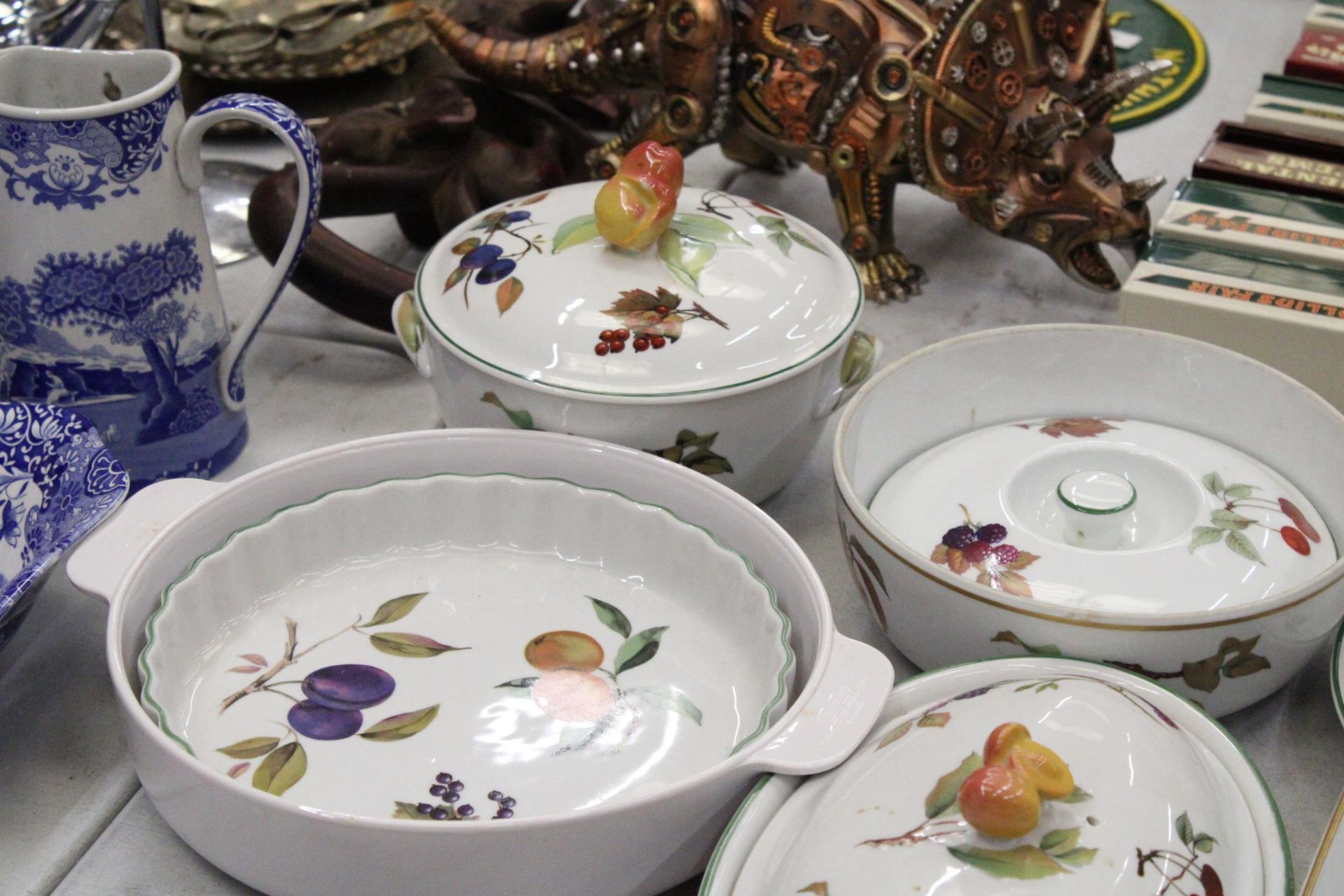A QUANTITY OF ROYAL WORCESTER WARE TO INCLUDE PLATES, DISHES, PRESERVES JAR ETC - Bild 6 aus 7