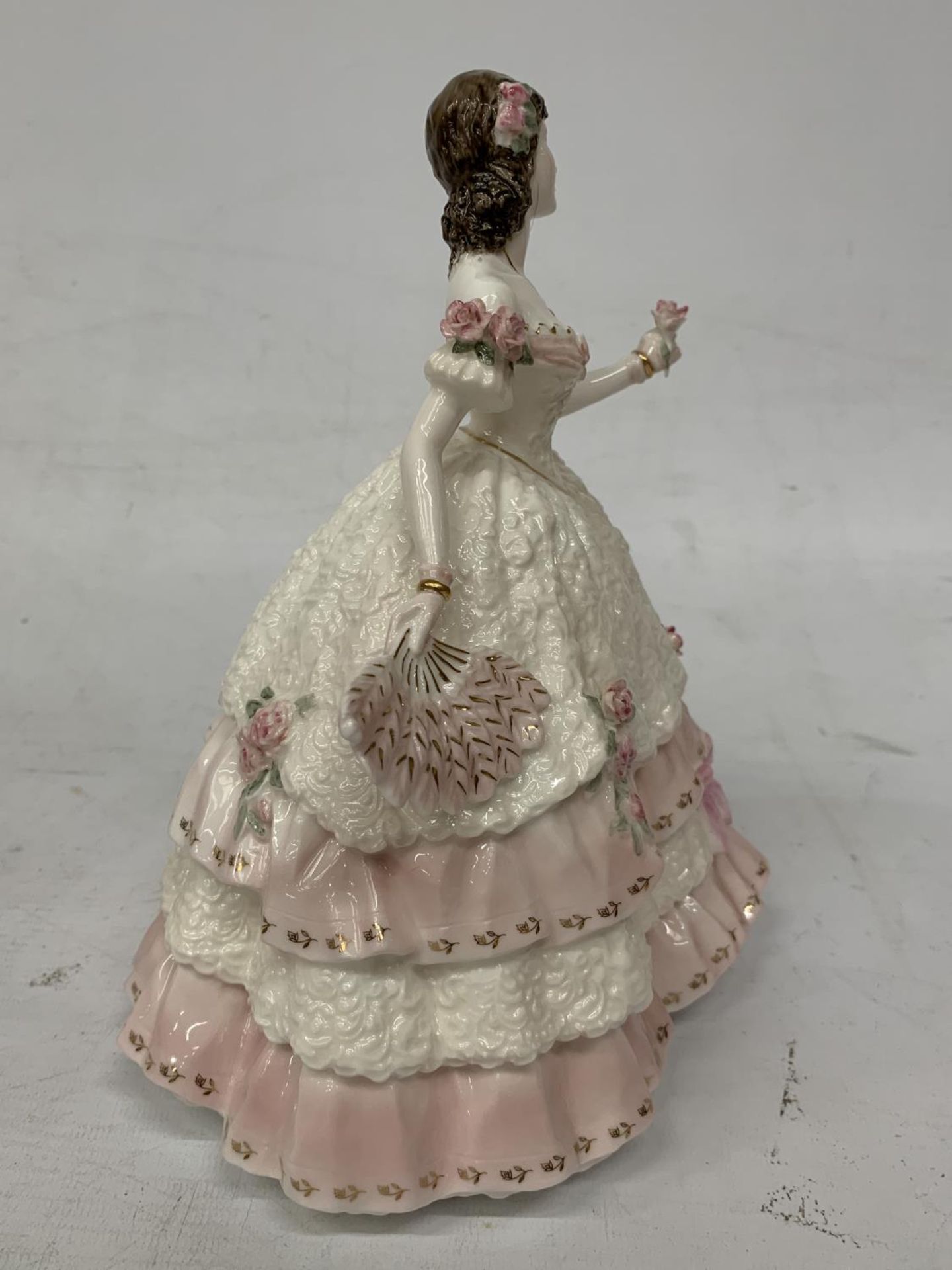 A COALPORT FIGURINE "OLIVIA" COALPORT HEIRLOOM FIGURINE OF THE YEAR 1997 ISSUED STRICTLY TO 1997 - Image 4 of 5