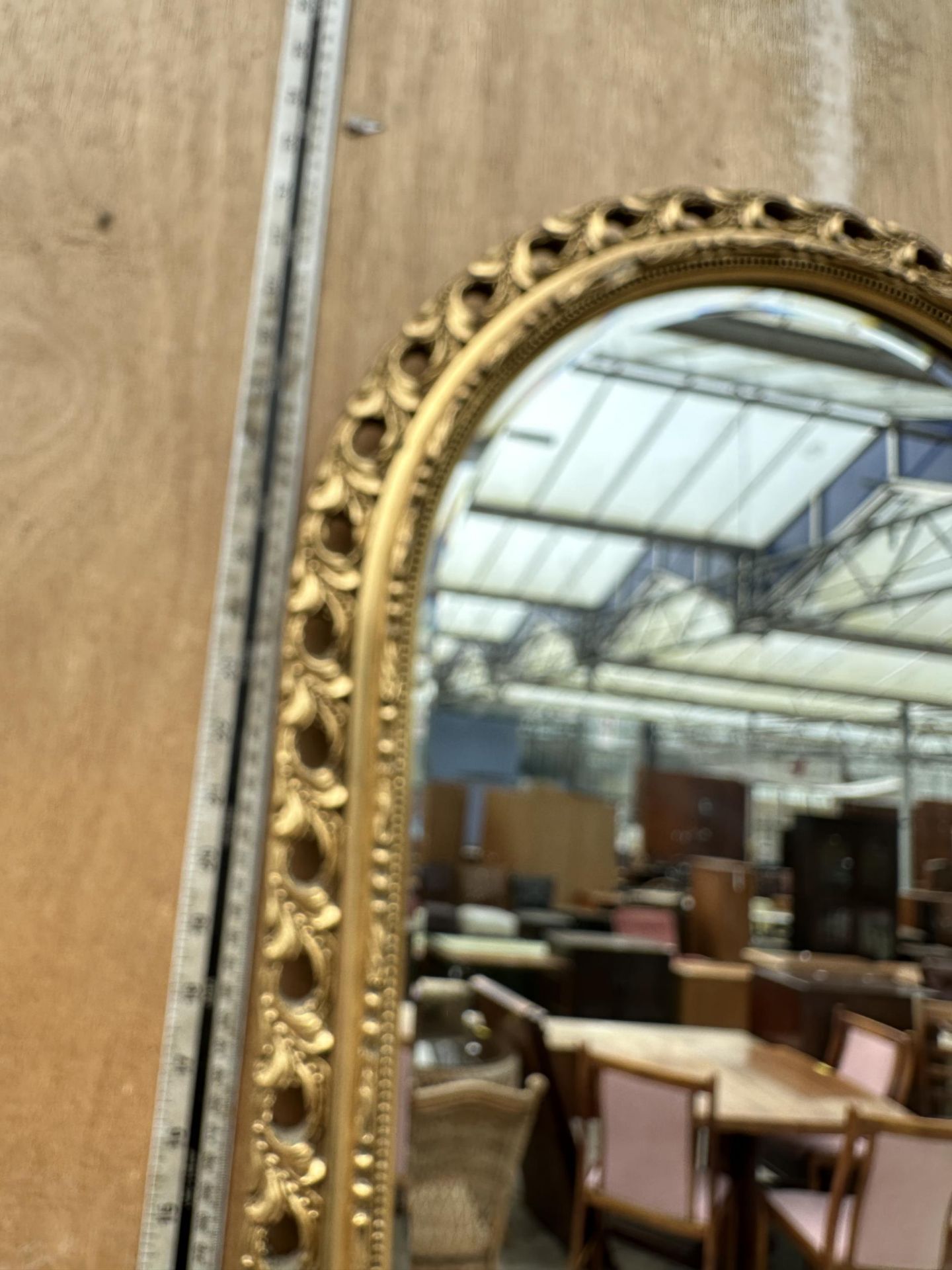 AN ARCHED GILT FRAMED MIRROR - Image 2 of 2