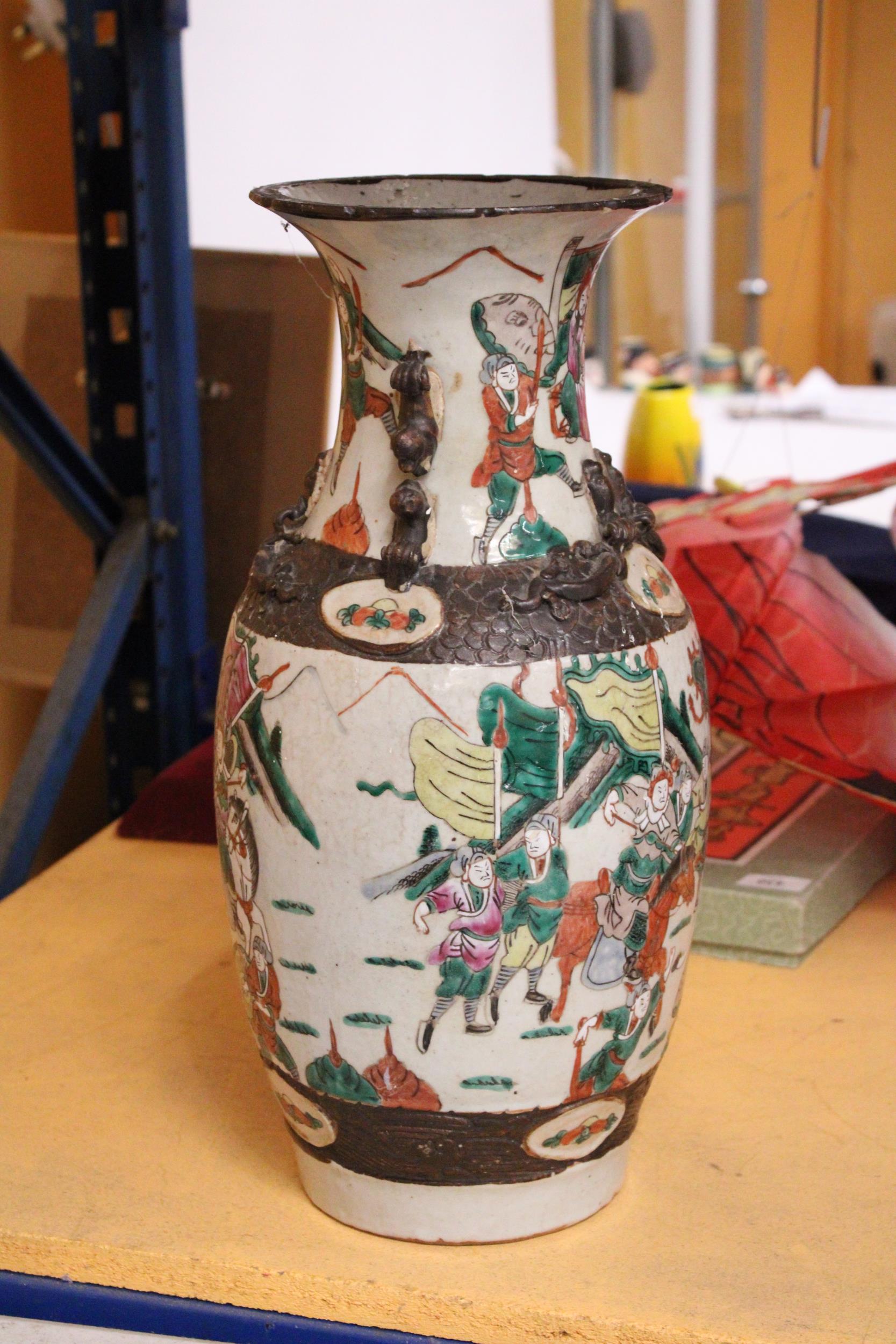 A CHINESE NANKING VASE DECORATED WITH WARRIORS - 44 CM - Image 4 of 5