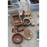 AN ASSORTMENT OF TREEN ITEMS TO INCLUDE BOXES, BOWLS AND A FIGURE ETC