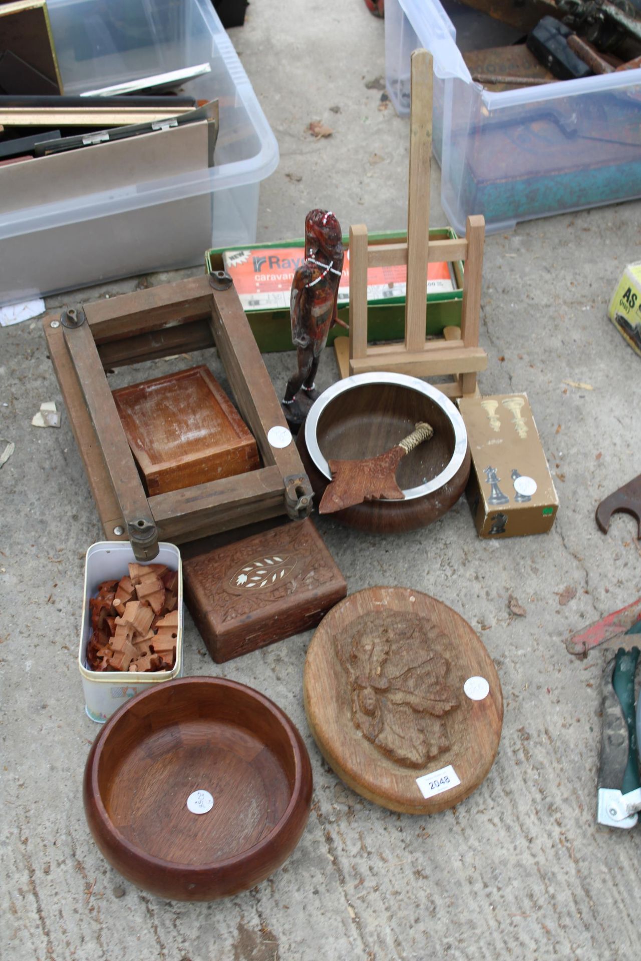 AN ASSORTMENT OF TREEN ITEMS TO INCLUDE BOXES, BOWLS AND A FIGURE ETC