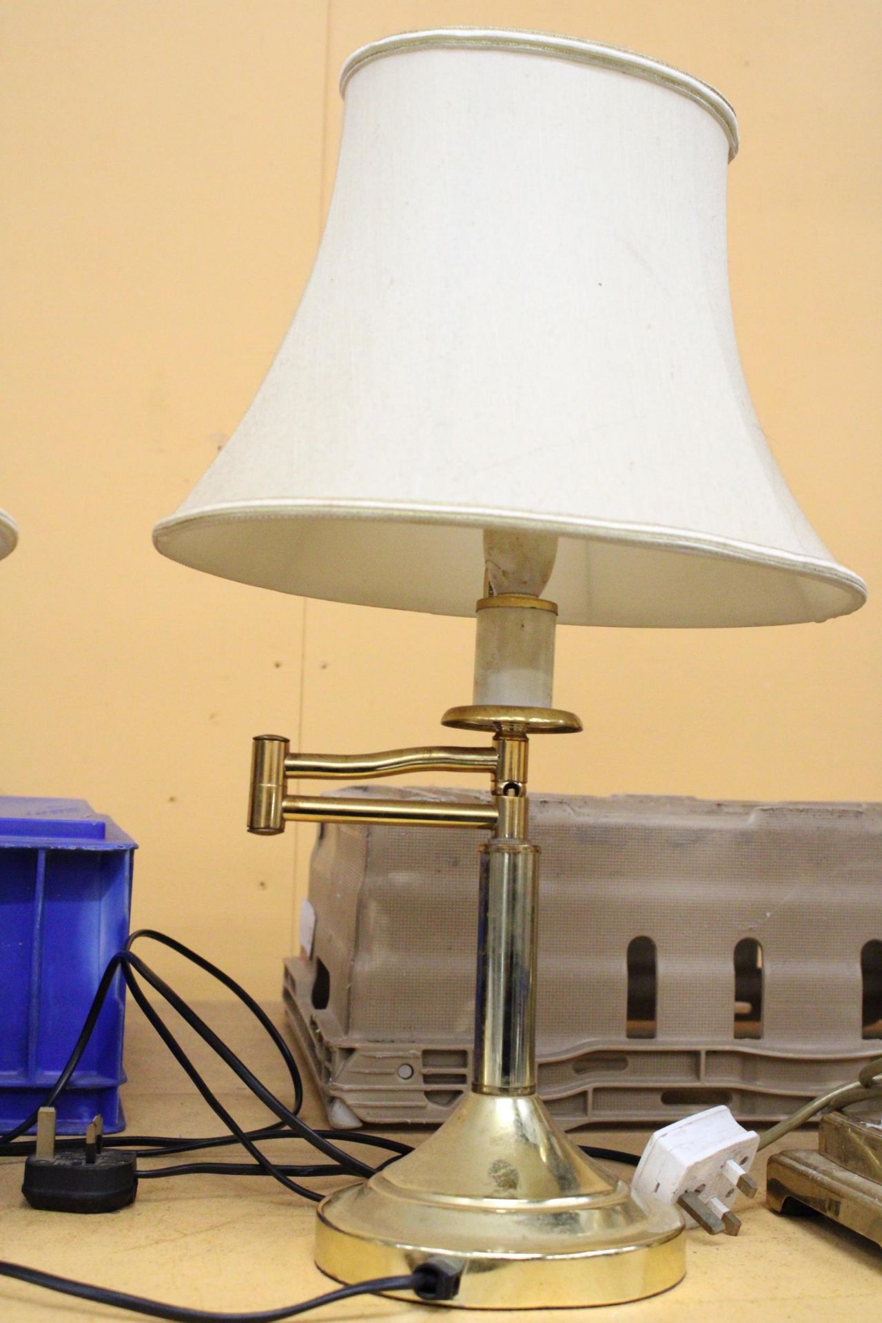 A PAIR OF VINTAGE SWING ARM BRASS LAMPS WITH SHADES - Image 3 of 5