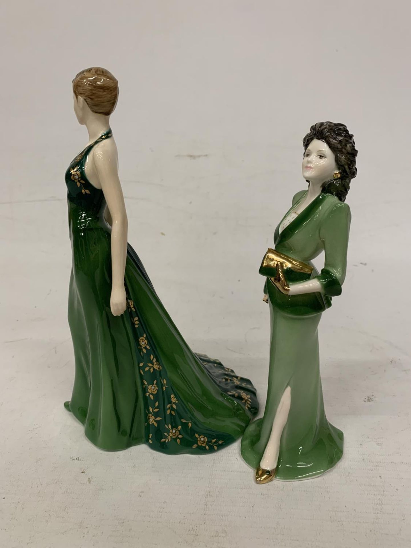 TWO COALPORT FIGURINES "VIVIEN" FROM THE WESTEND GIRLS COLLECTION (1992) AND "SAMANTHA" FIGURE OF - Bild 4 aus 5