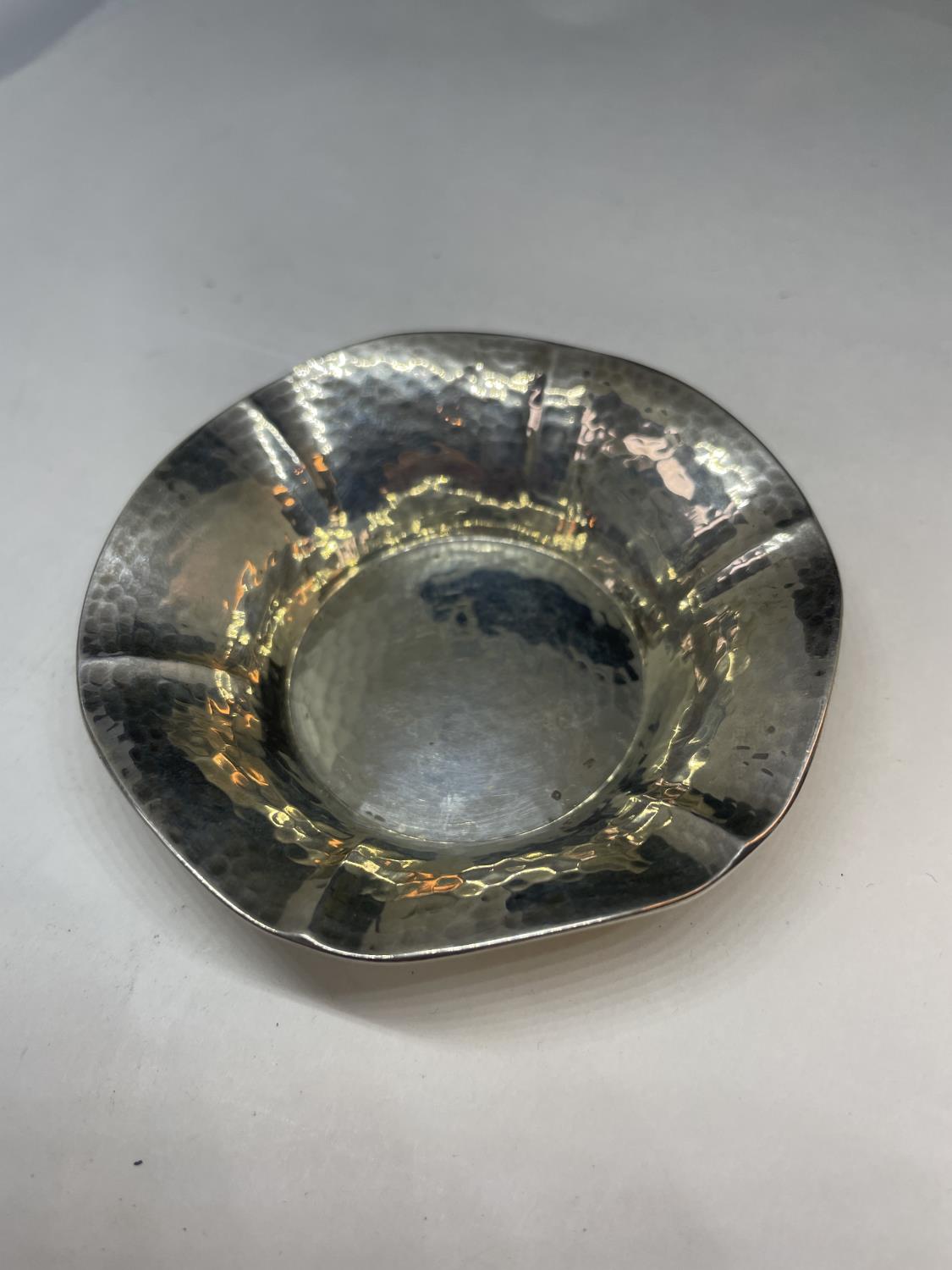 A STERLING SILVER CIRCULAR DISH GROSS WEIGHT 19.91 GRAMS