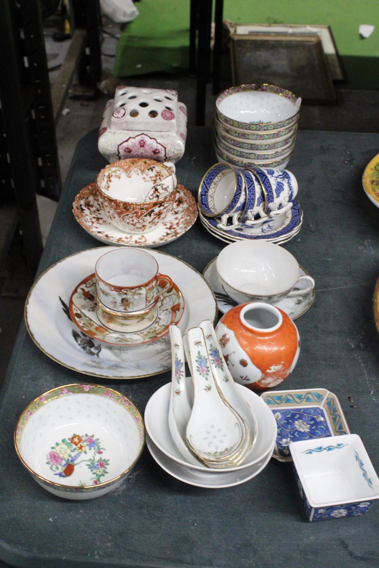 A COLLECTION OF ORIENTAL CERAMICS TO INCLUDE BOWLS, CUPS, SPOONS, ETC