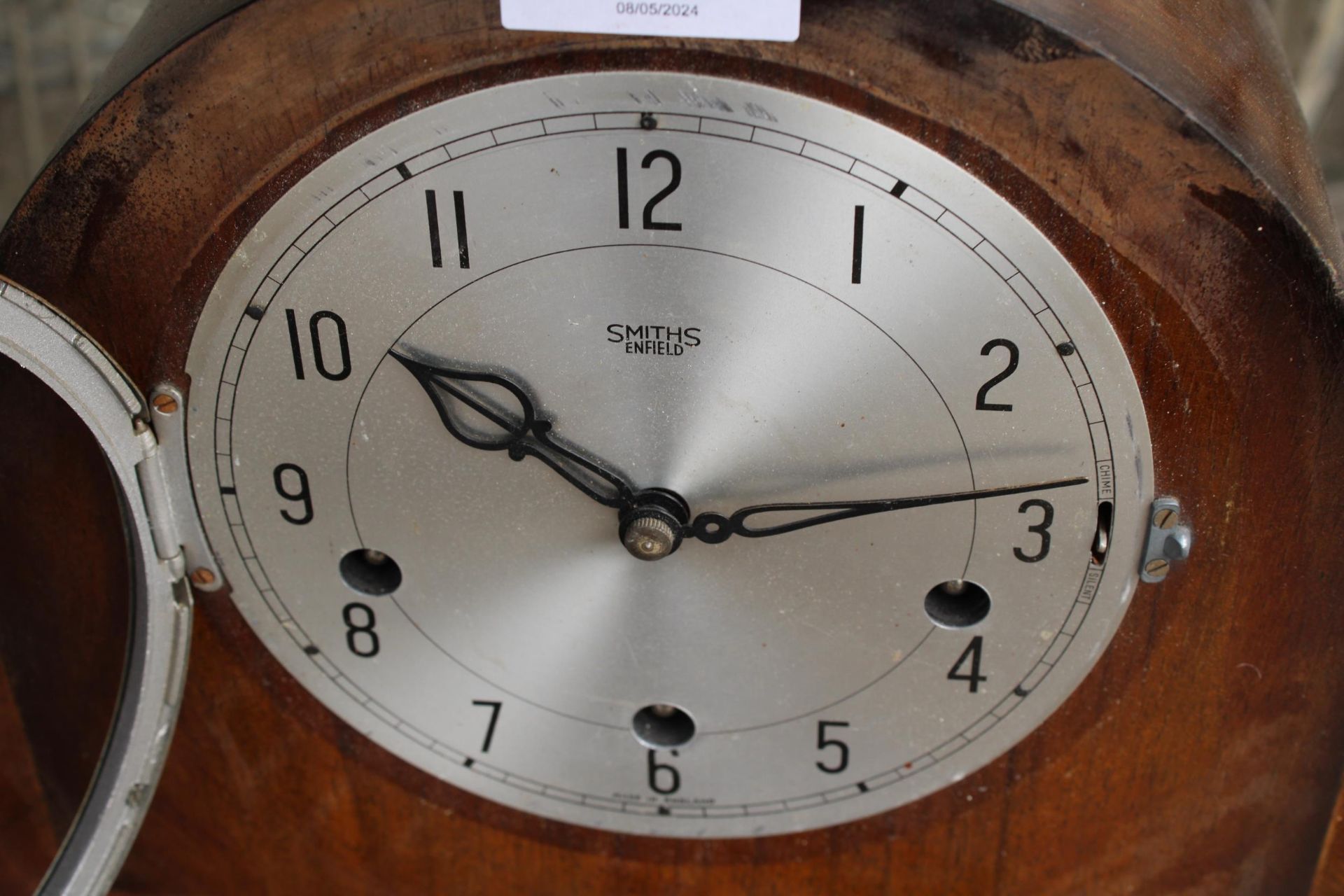A MAHOGANY SMITHS WESTMINISTER CHIMING MANTLE CLOCK - Image 2 of 3