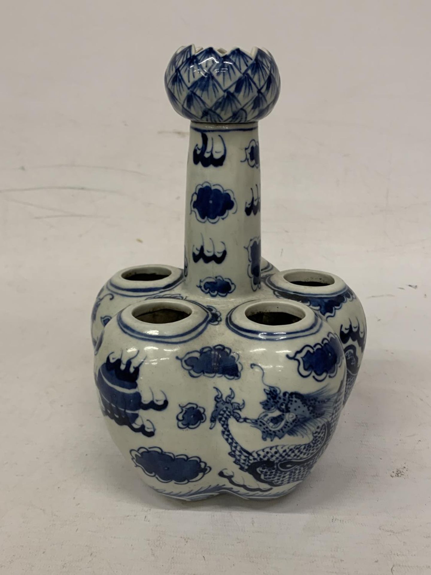 A CHINESE UNDERGLAZED BLUE 5-LOBED PORCELAIN BULB POT DECORATED WITH DRAGONS - CHARACTER BASE MARK