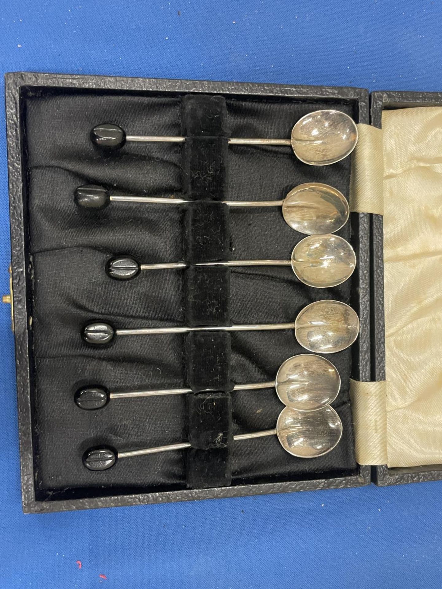 A SET OF SIX CASED HALLMARKED BIRMINGHAM SILVER COFFEE BEAN SPOONS - Image 3 of 6