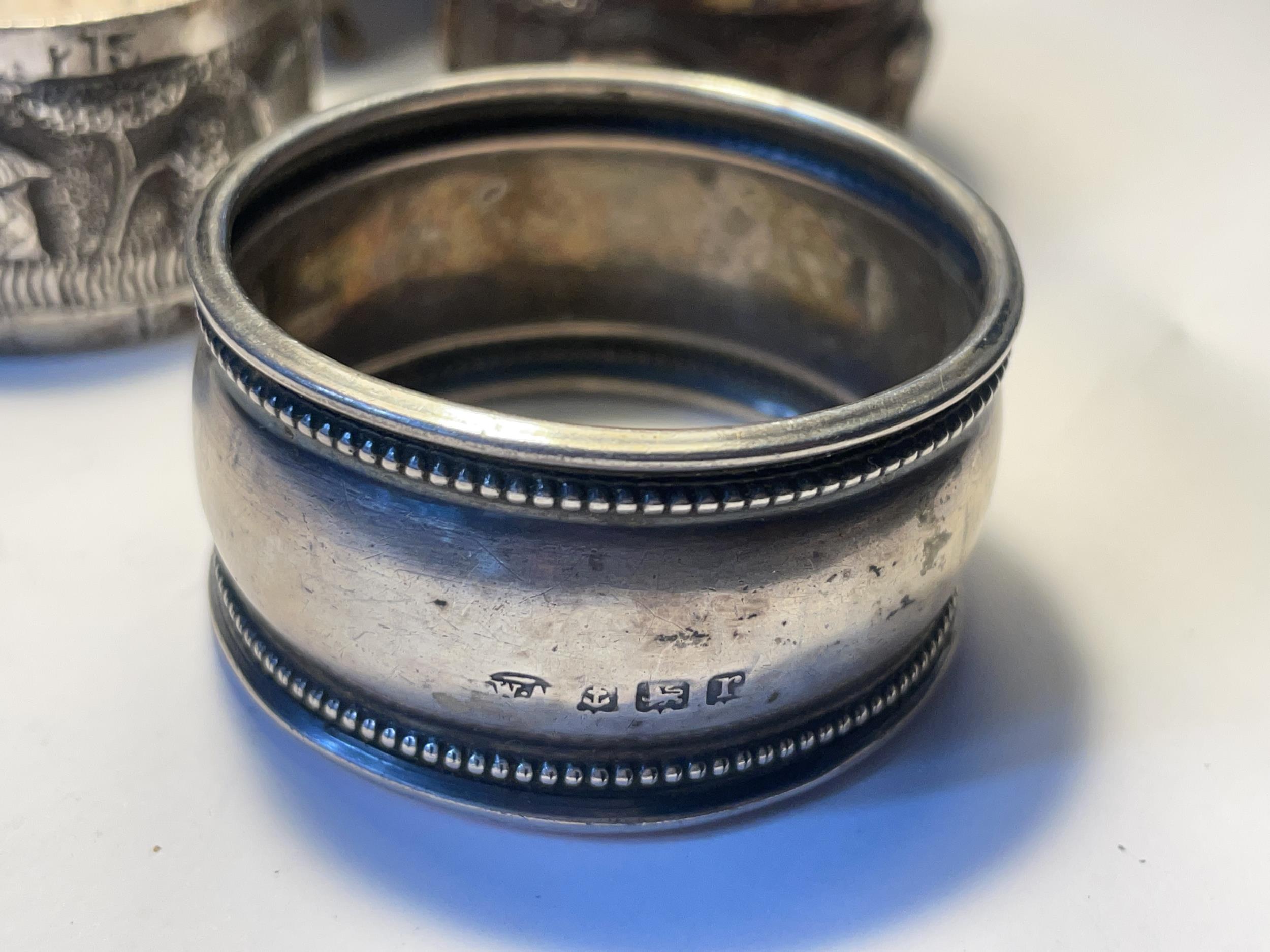 FOUR ITEMS TO INCLUDE A HALLMARKED BIRMINGHAM SILVER NAPKIN RING, TWO FURTHER NAPKIN RINGS AND A - Image 2 of 4
