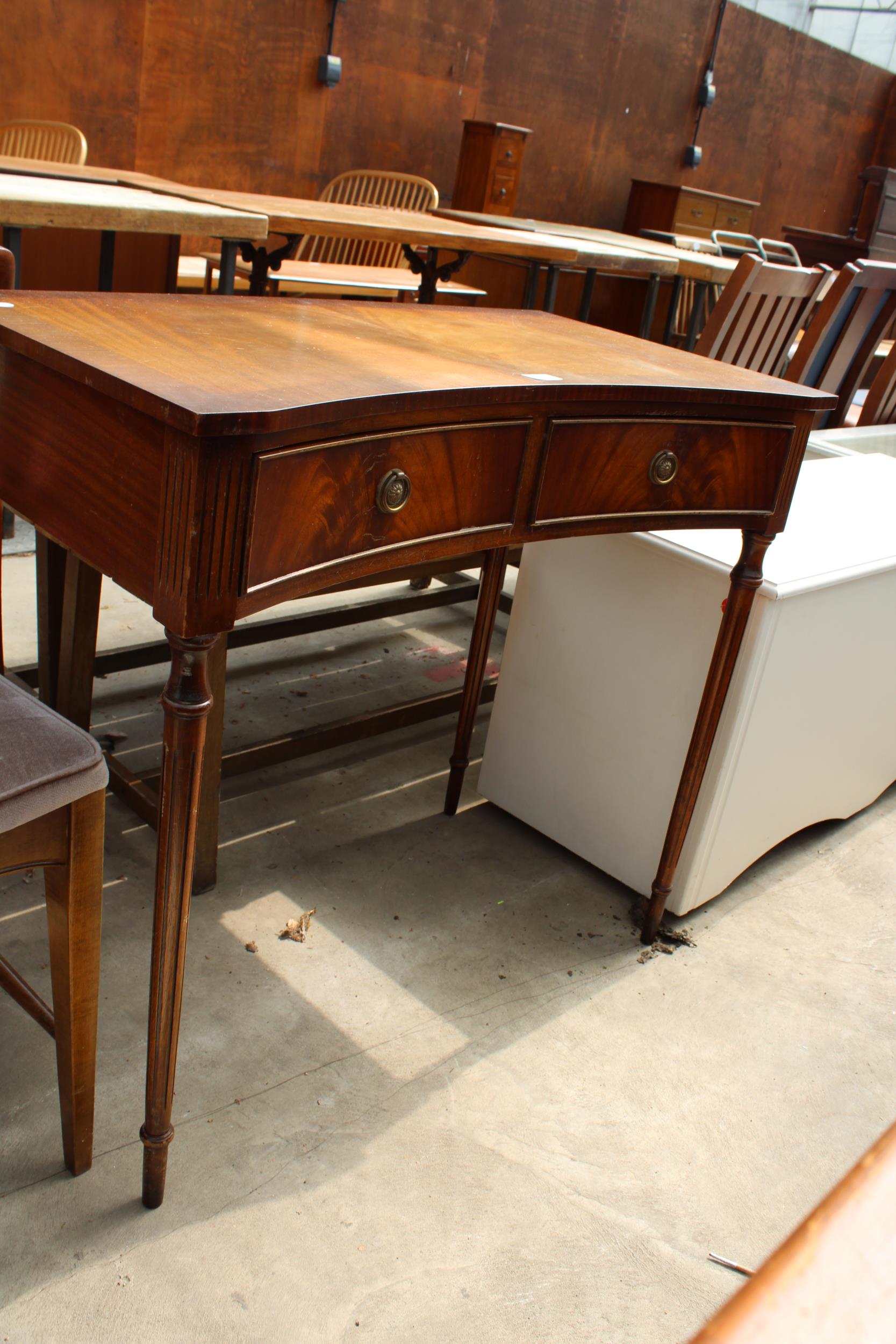 A MAHOGANY AND CROSSBANDED INVERTED BOW-FRONT TWO DRAWER SIDE TABLE ON TURNED AND FLUTED LEGS, 33.5" - Image 3 of 6